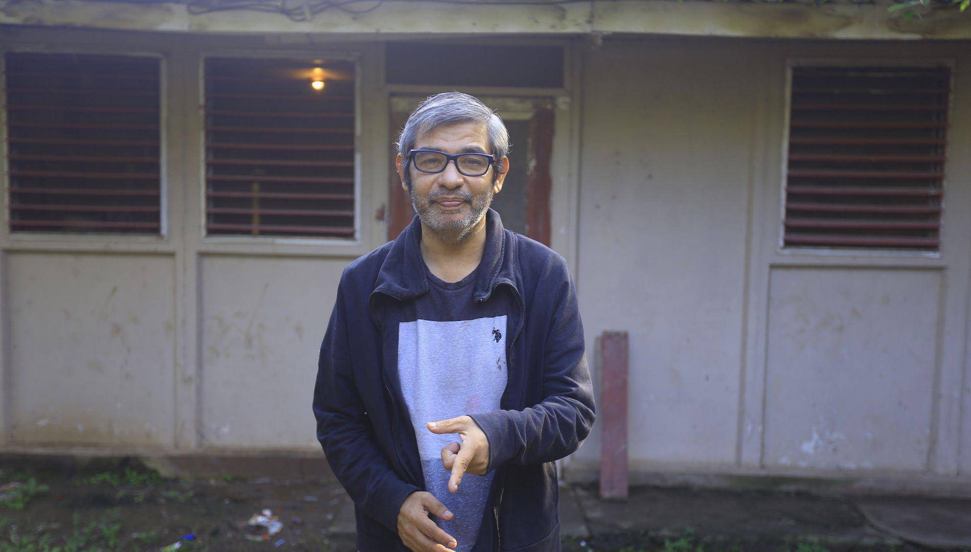 $!Afuera de su casa en La Lima comparte más detalles de su historia al equipo de LA PRENSA Premium.