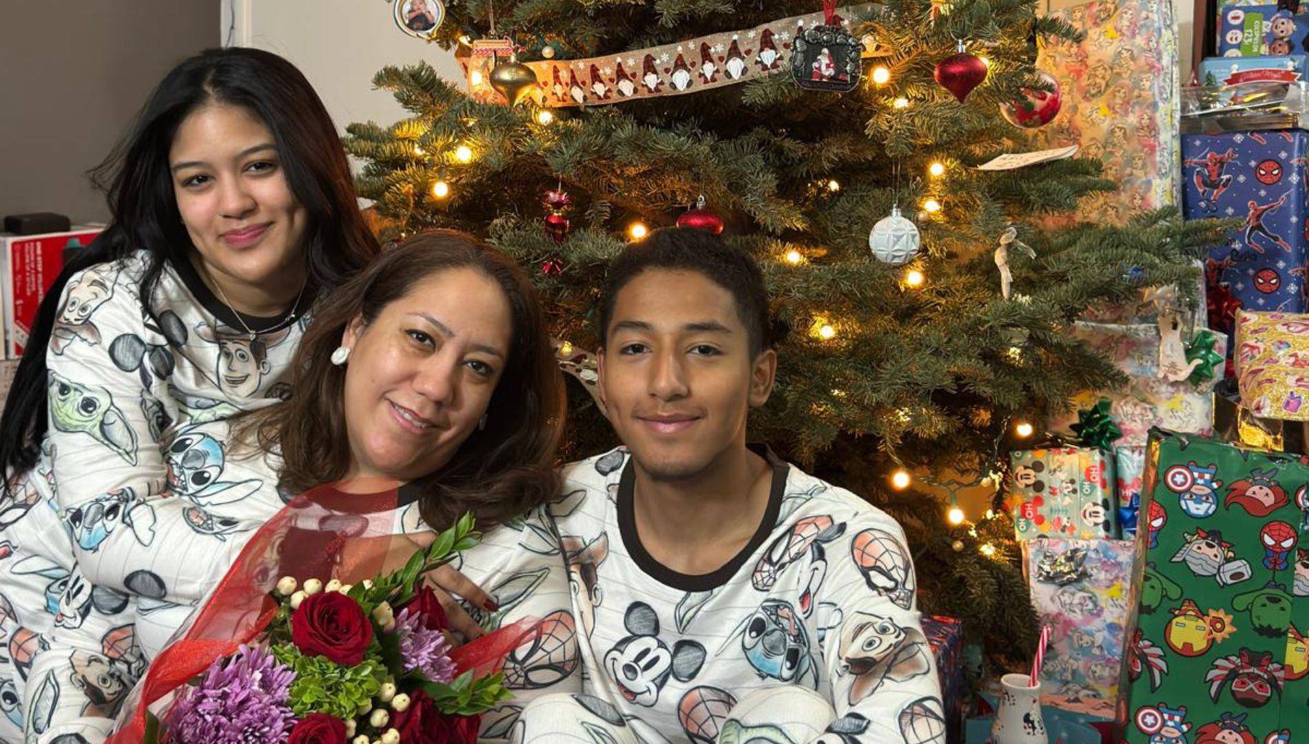$!Jessica, acompañada de sus dos hijos, Diego y Lizbeth, celebrando la Navidad de 2024 en su hogar.