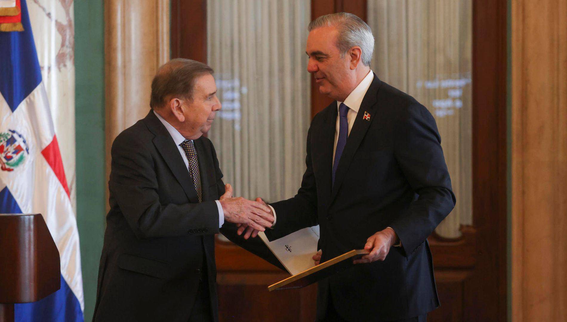 $!El líder opositor, Edmundo Gonzáles, siendo recibido por el presidente de República Dominicana, Luis Abinader.