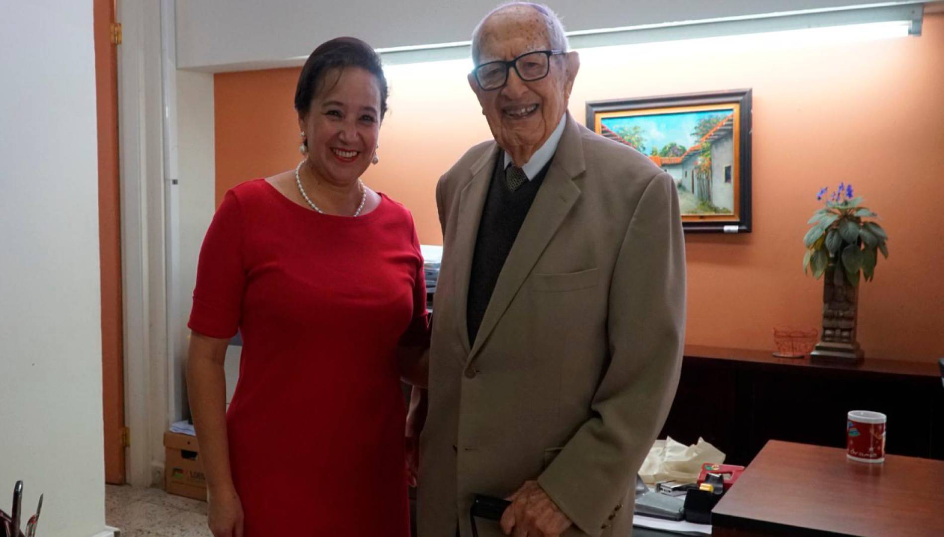 $!En 2019, el lente de LA PRENSA tomó para el recuerdo, una foto de don Jorge Bueso Arias y su asistente Lourdes Alvarado.
