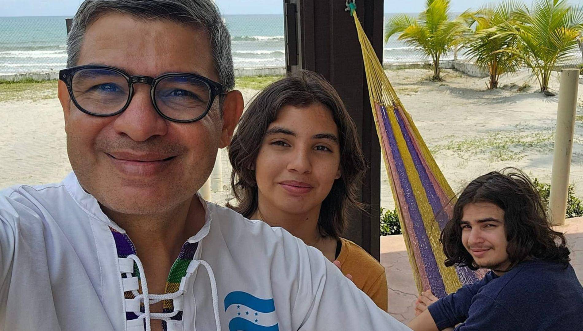 $!La familia, con el alma llena de gratitud y asombro, presenció el regreso de Selvin. Aquí aparece junto a sus dos hijos en una playa.