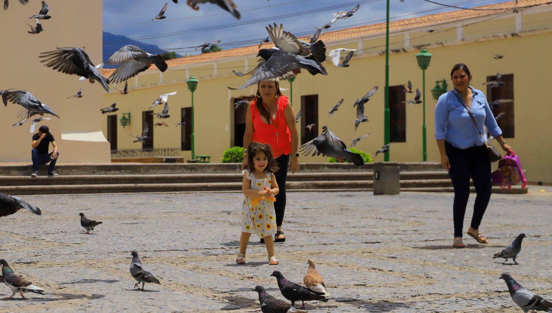 $!Familias enteras optan por incluir visitas a museos, plazas y otros sitios culturales.