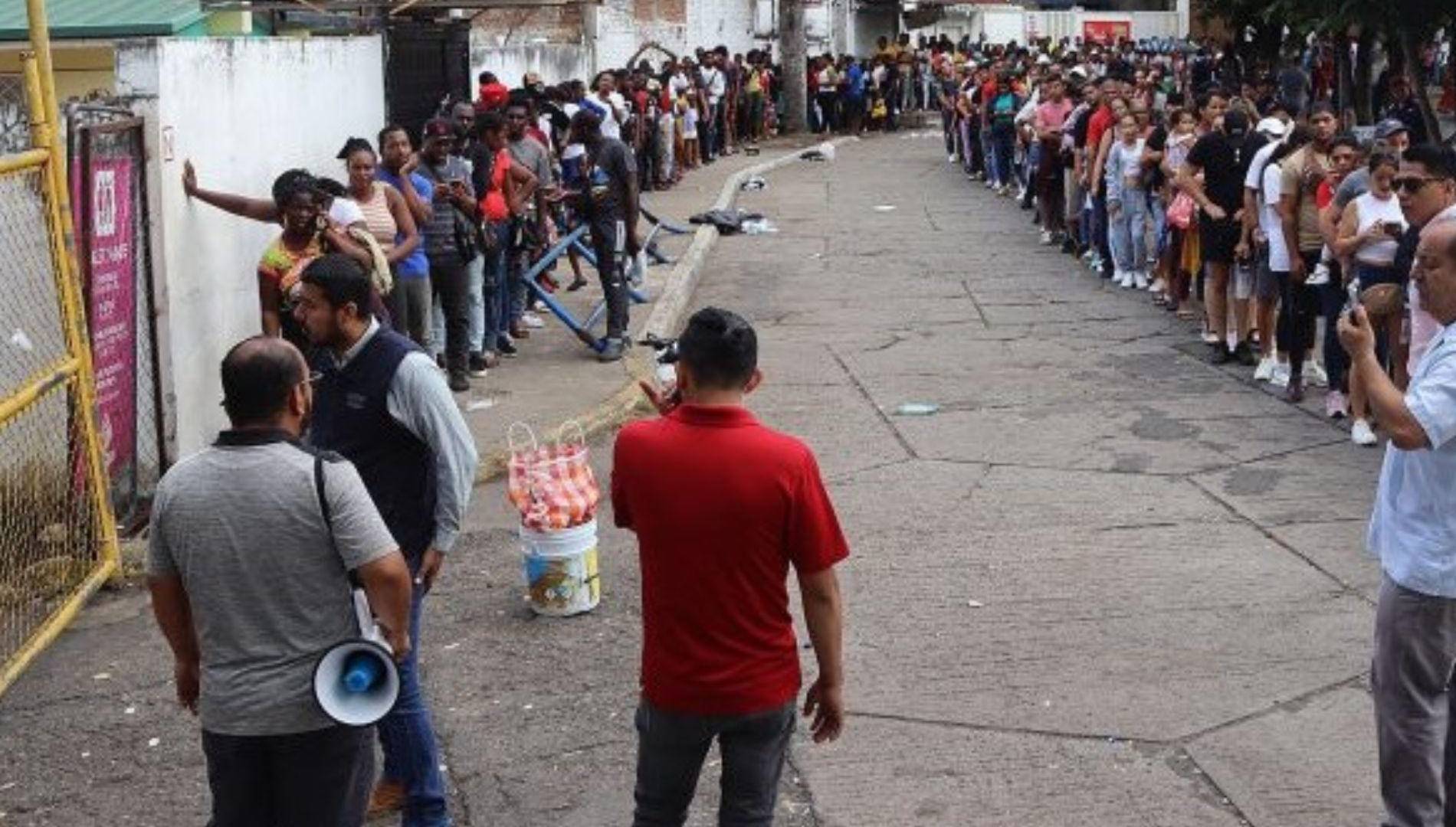 $!Grupos de indocumentados hacen fila en Tapachula, Chiapas, para obtener su documentación.