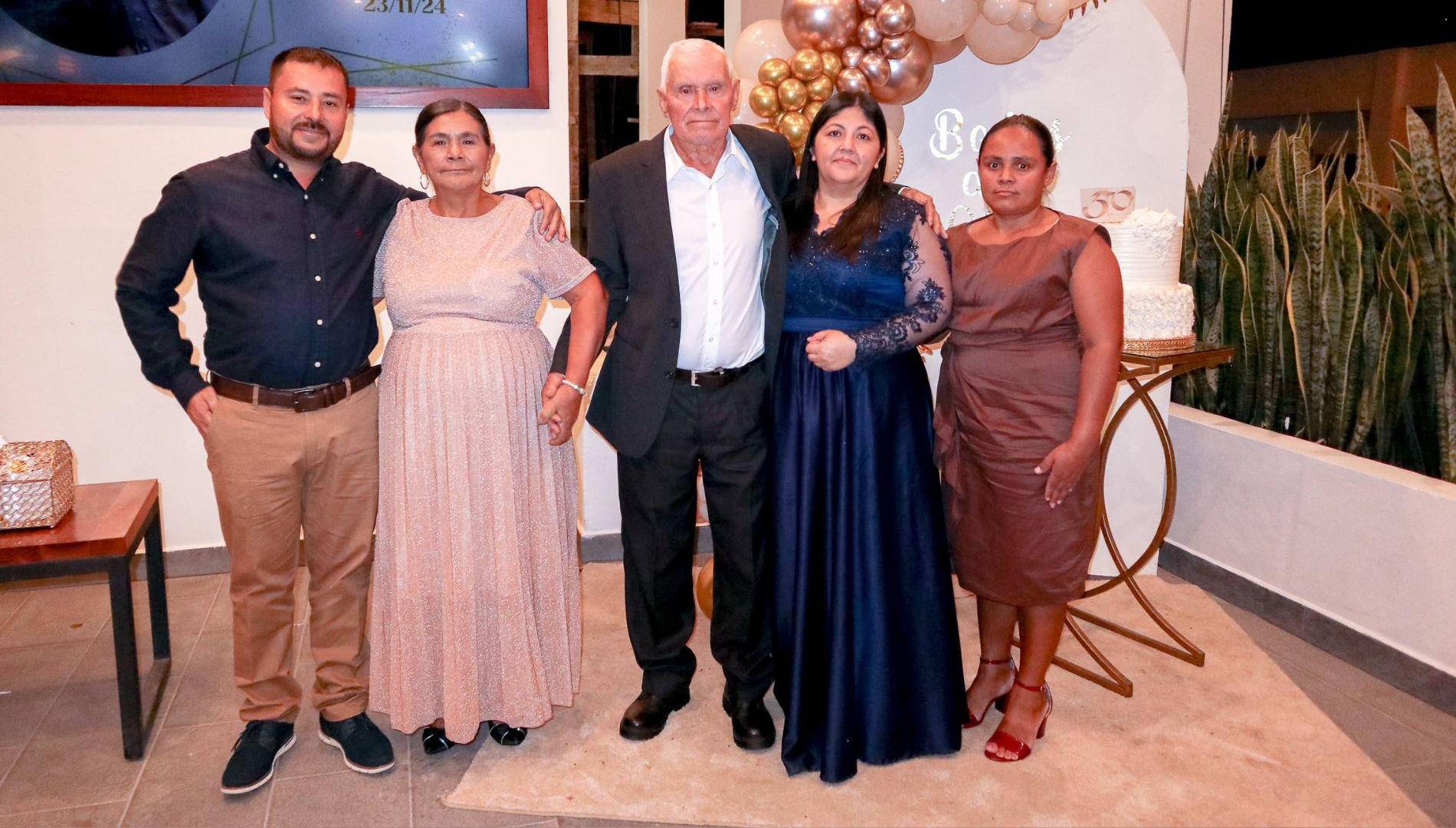 $!Edwin García, sobrino de doña Zoila, junto a su esposa Karla Miranda, y Carmen Marina García, sobrina de la homenajeada, acompañaron con cariño y orgullo esta inolvidable celebración familiar.