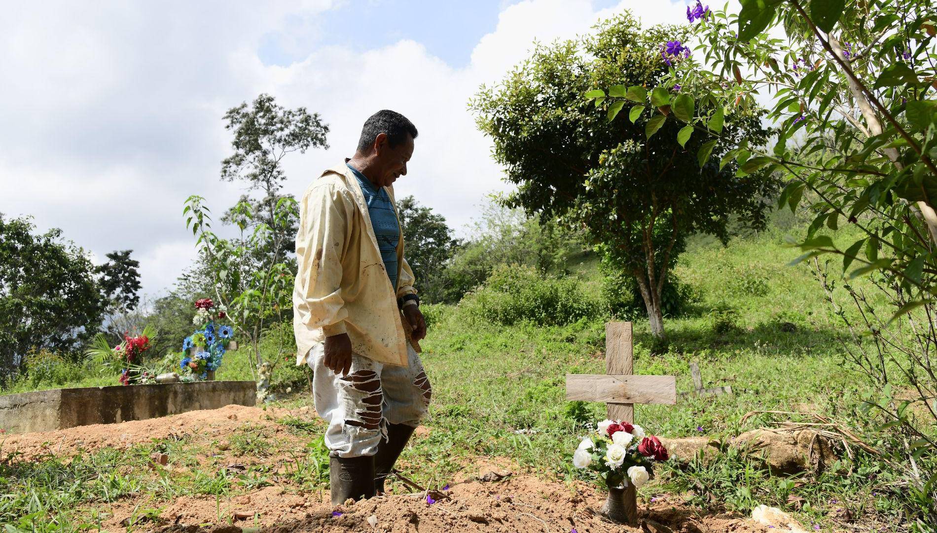 $!El cuerpo de Marcelino Mendoza fue sepultado en la aldea San Antonio de las Palmas, ubicada a ocho kiolómetros de la entrada de Cuyamel.