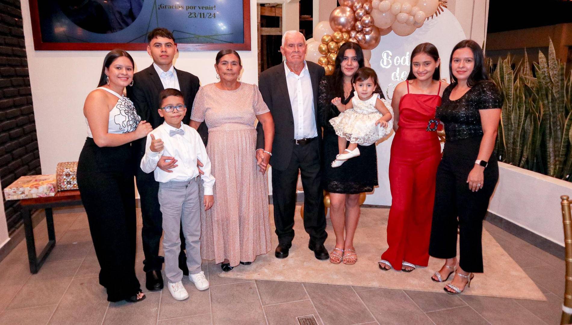 $!Todos sus nietos fueron parte de la extraordinaria velada familiar (de izquierda a derecha): Jennifer, Arnold Josué, Luis Mateo, Elizabeth, Elieth, Any Leonela y Dora Audelí.