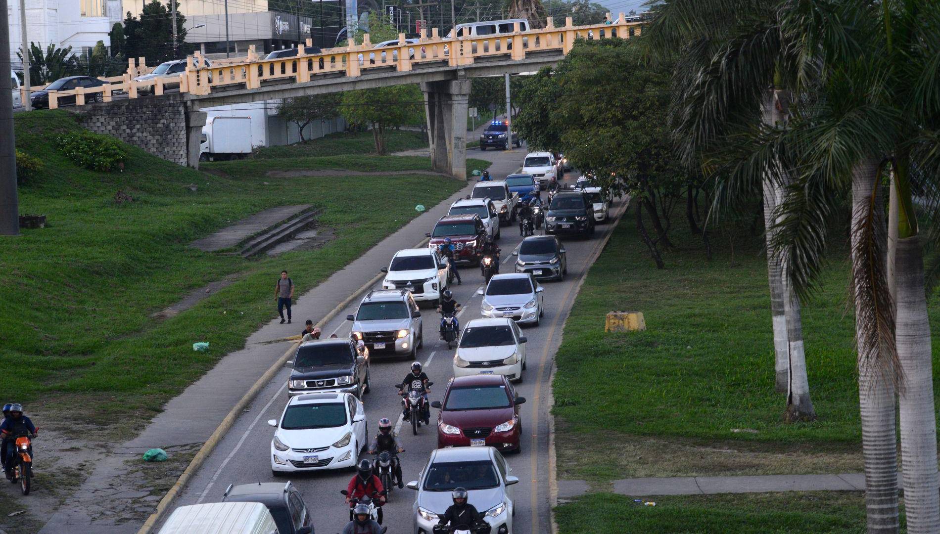 $!325,000 vehículos aproximadamente están registrados en San Pedro, pero circulan más de 650,000 por municipios aledaños, según el Instituto de la Propiedad.