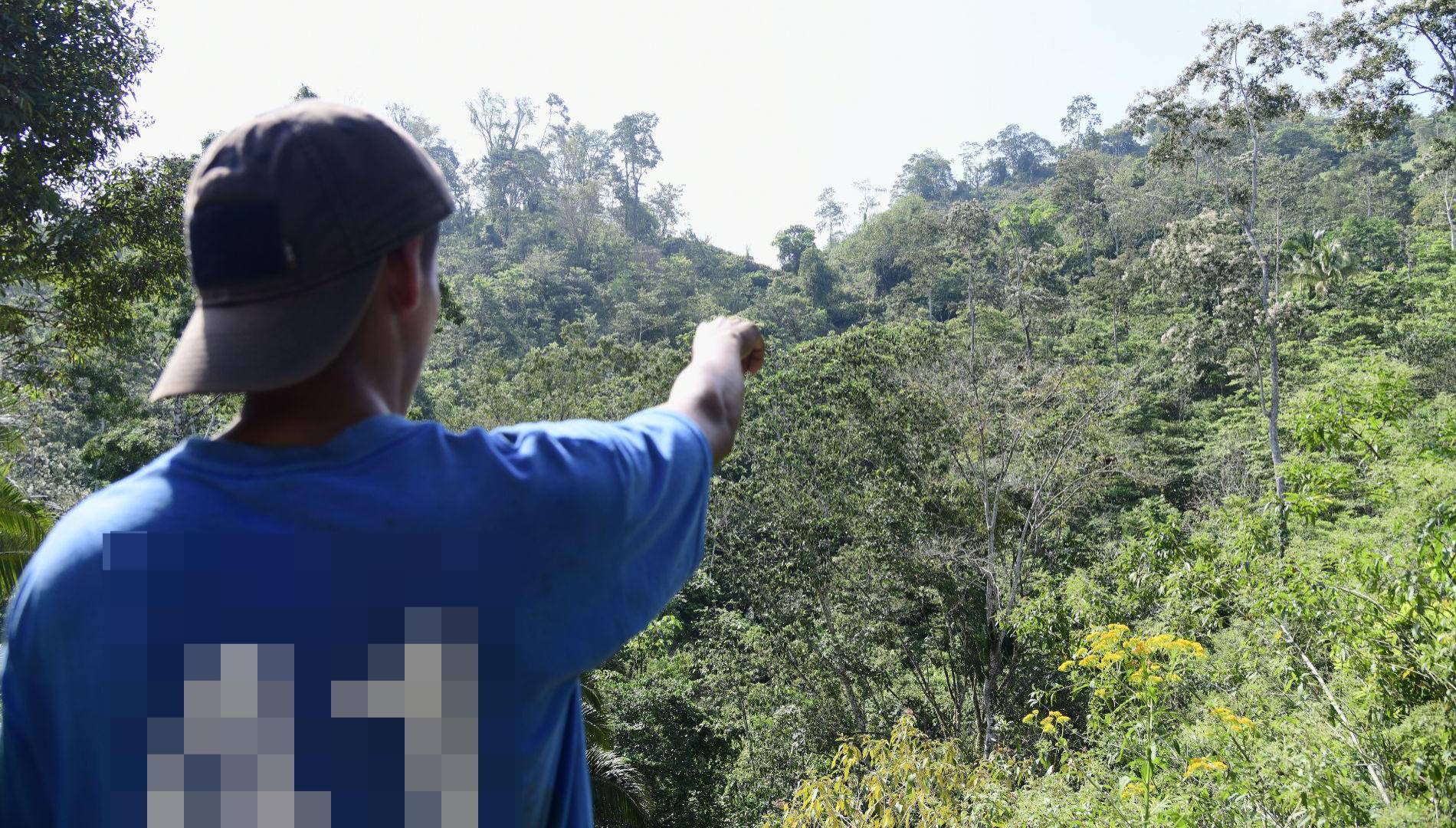 $!Uno de los jóvenes de la comunidad mostrando a lo lejos el lugar donde fue encontrado el cuerpo de Marcelino Mendoza, horas después de su homicidio.