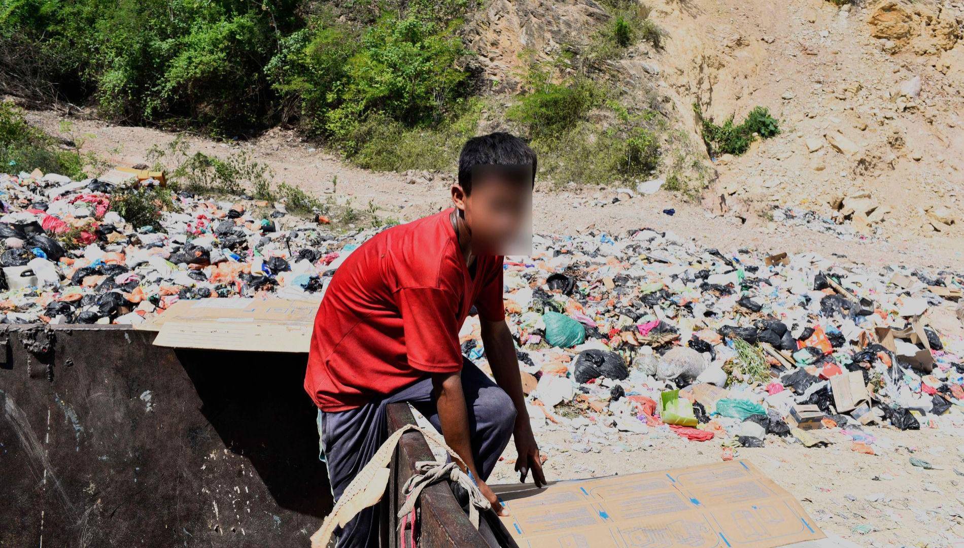 $!Niños y niñas son expuestos todos los días a numerosos peligros en zonas marginales. Sus familias se los llevan para recolectar lo que resulta útil de la basura.