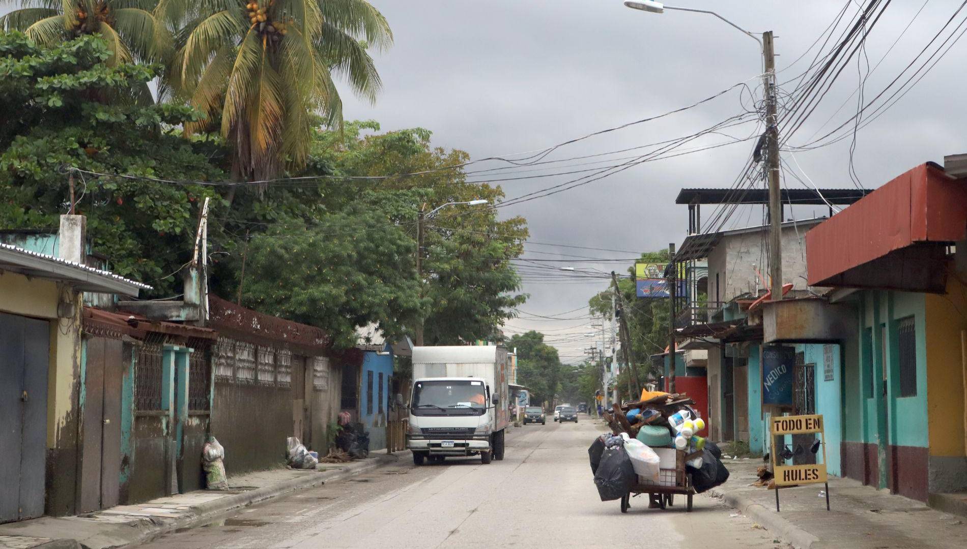 $!Esta calle principal de la Rivera Hernández es la única de tránsito libre, a sus extremos hay pasajes donde operan Los Tercereños y otros grupos.