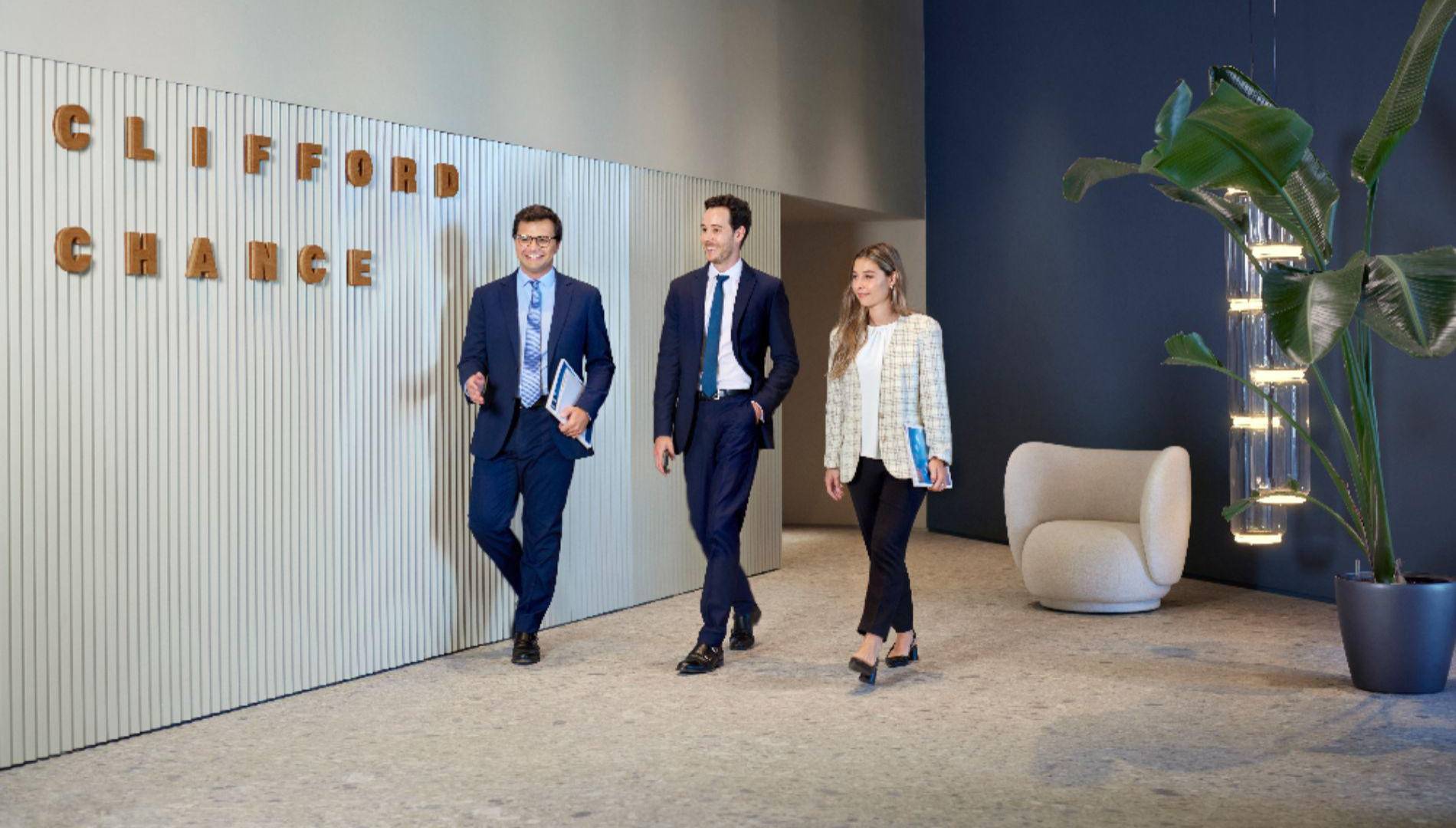 $!El equipo de Clifford Chance LLP asumirá la gestión de una demanda relacionada con un ambicioso proyecto que incluye la construcción y operación de un aeropuerto, así como la edificación de una autopista.