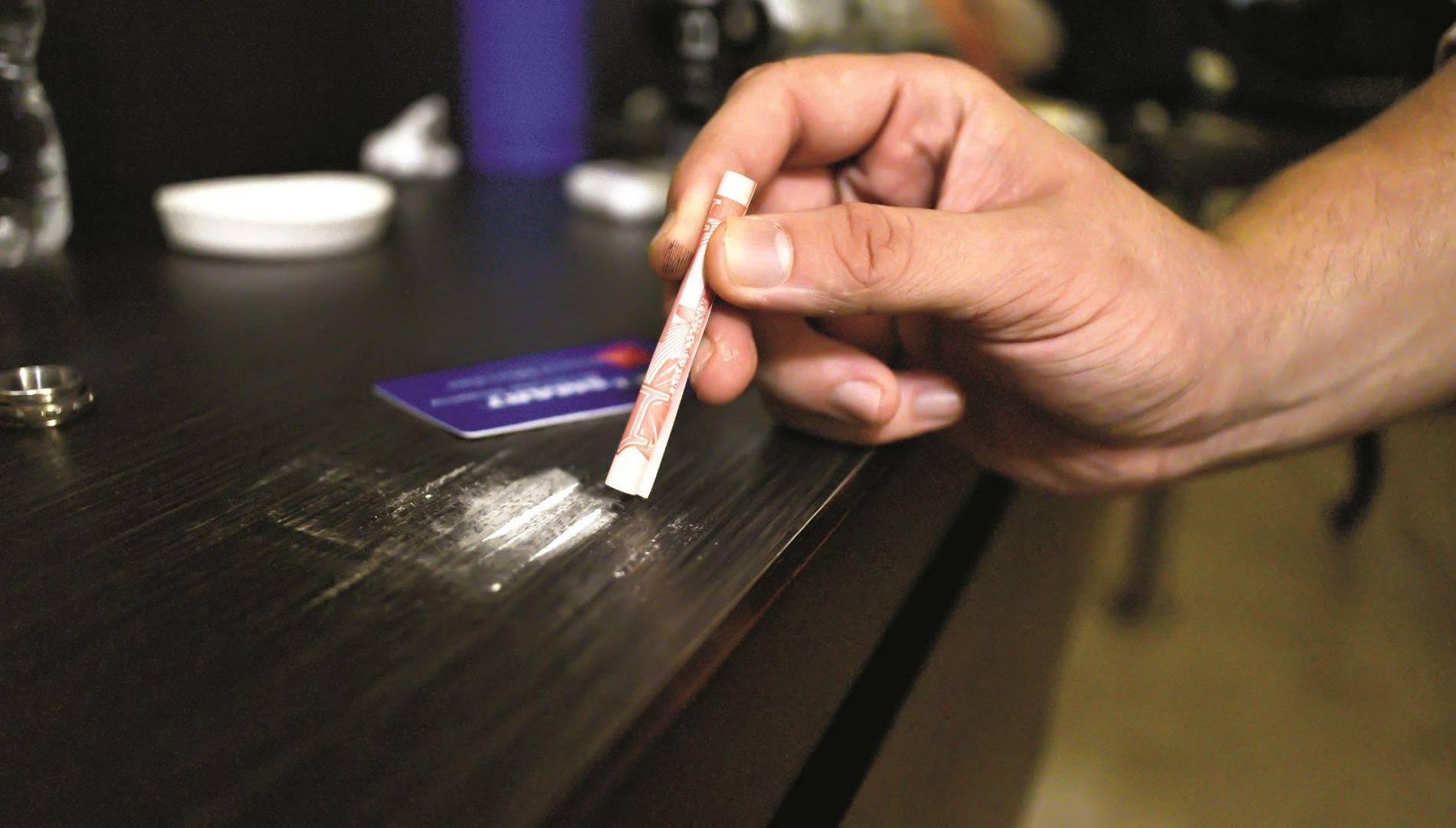 $!El futuro médico compartió detalles sobre cómo es su vida en el mundo de las drogas. No se limita simplemente a consumir lo que compra a los “dealer”, también aprovecha a vender y a agenciarse de más dinero.