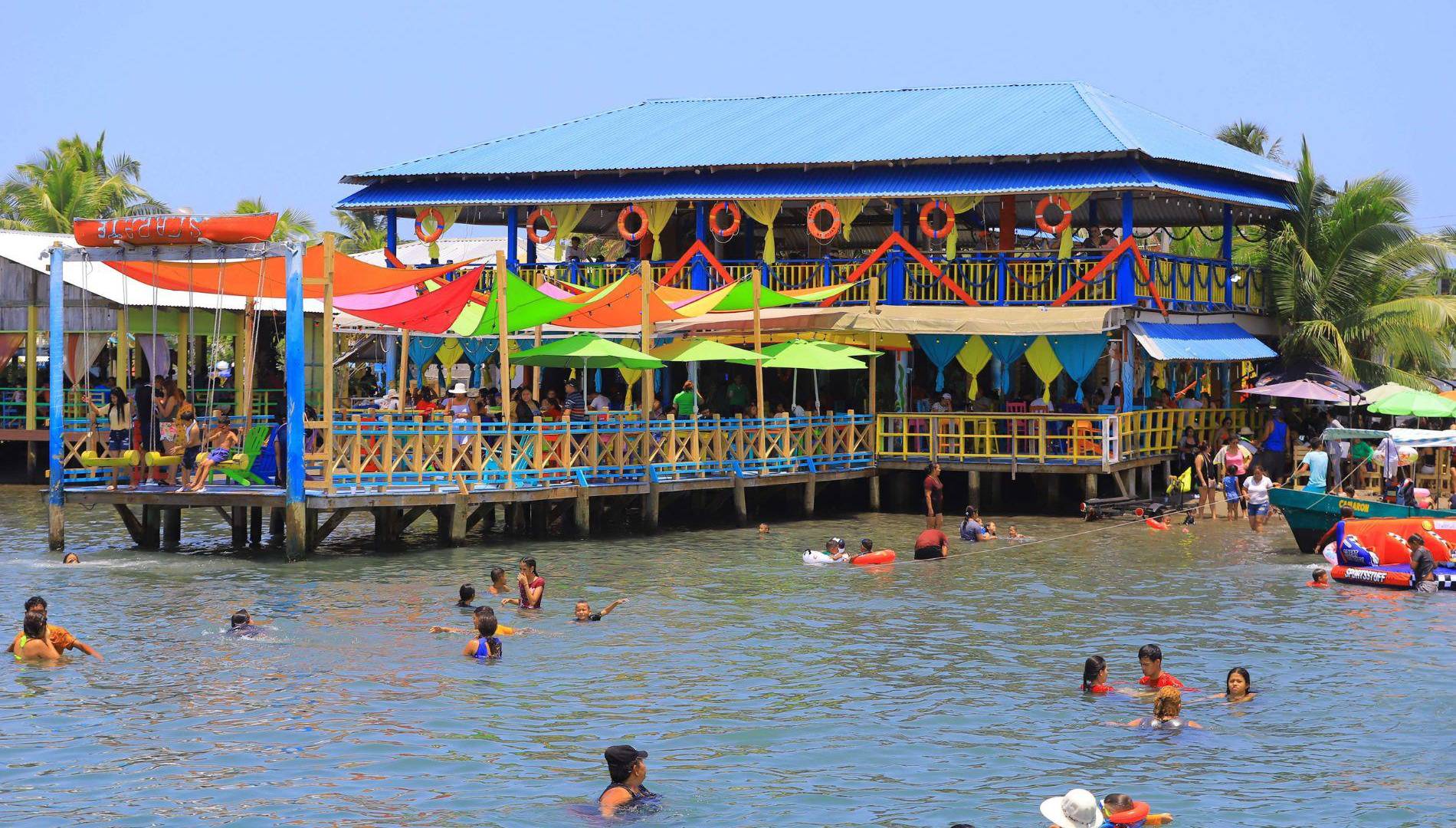 $!Dado que la Semana Morazánica a menudo se celebra en tierras adyacentes al mar, algunos turistas planifican visitas a las playas cercanas para relajarse, nadar, hacer deportes acuáticos o simplemente disfrutar del sol y la arena.