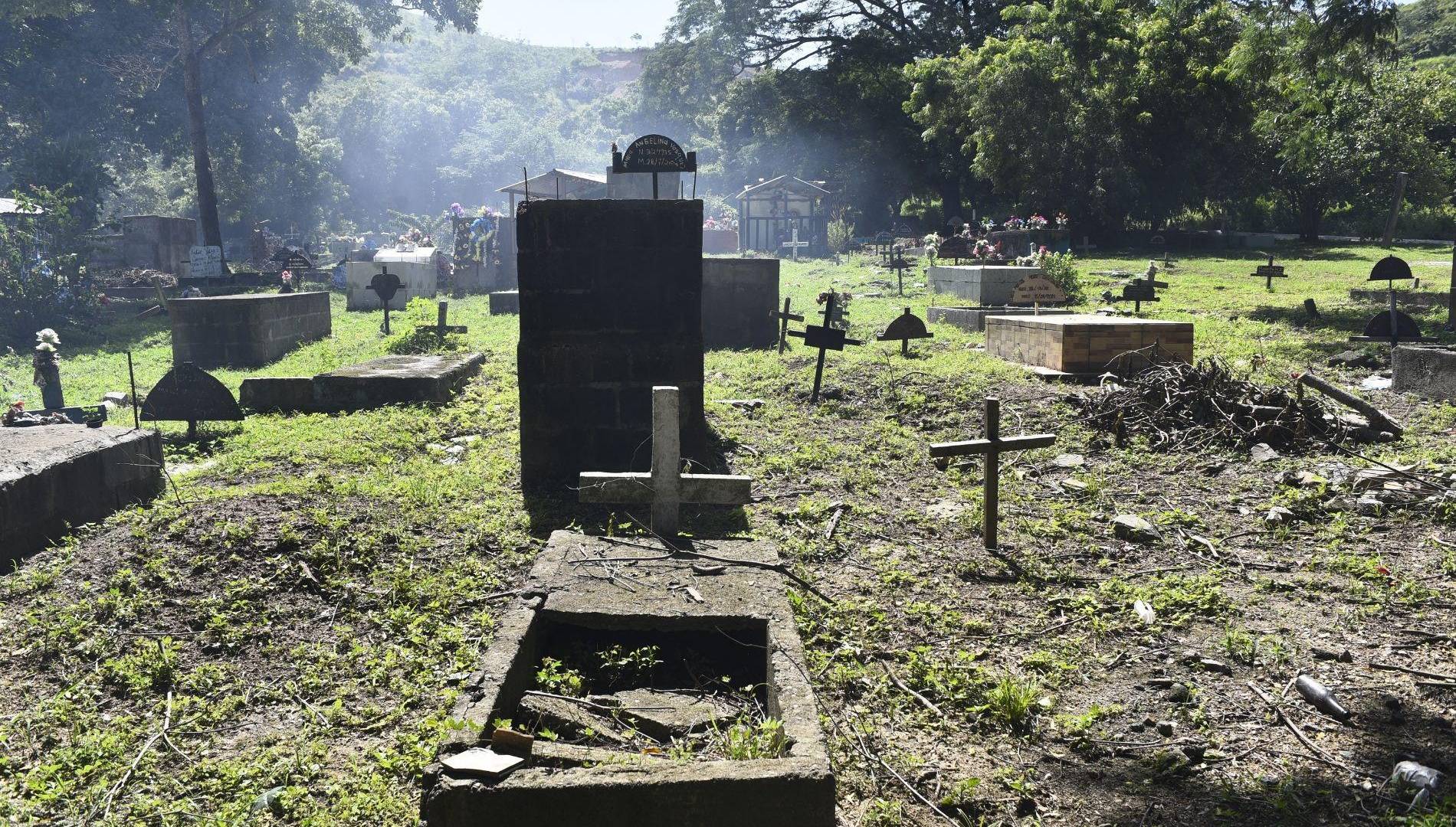 $!Los cementerios comunes de algunos barrios y colonias conflictivas de ciudades como San Pedro Sula han alcanzado su límite de espacio para enterrar a las víctimas de la escalada de violencia.