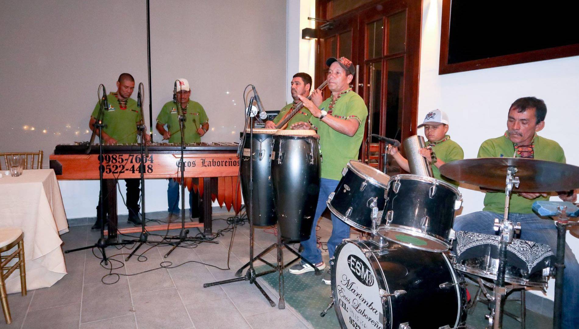 $!La música de marimba ambientó la boda, llenando el espacio de alegría y tradición.