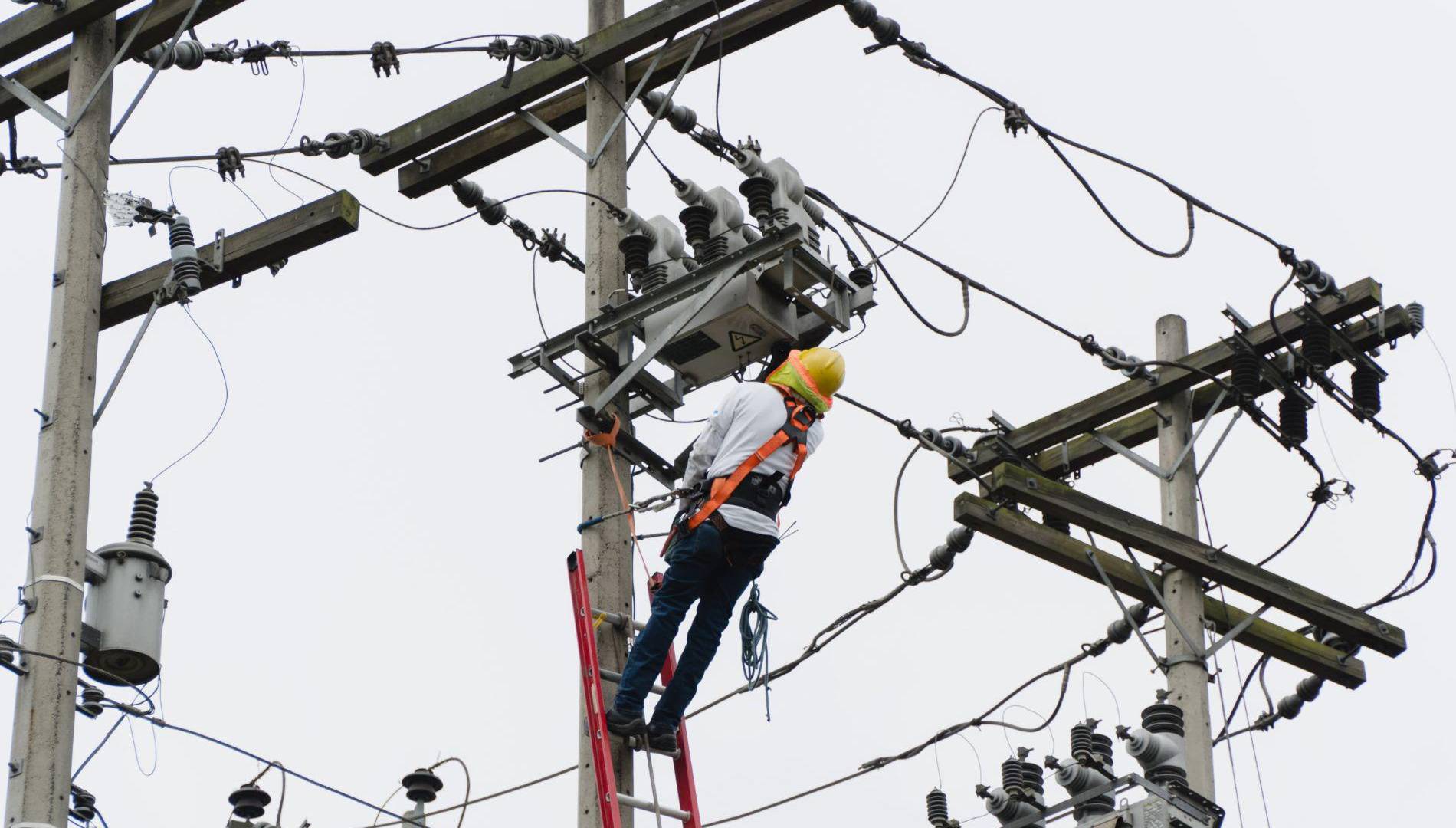 $!Muchos de los barrios y colonias de San Pedro Sula, sobre todo en sectores conflictivos, hurtan servicios como energía eléctrica. En otros sitios se reportan constantes racionamientos por la sobrecarga.