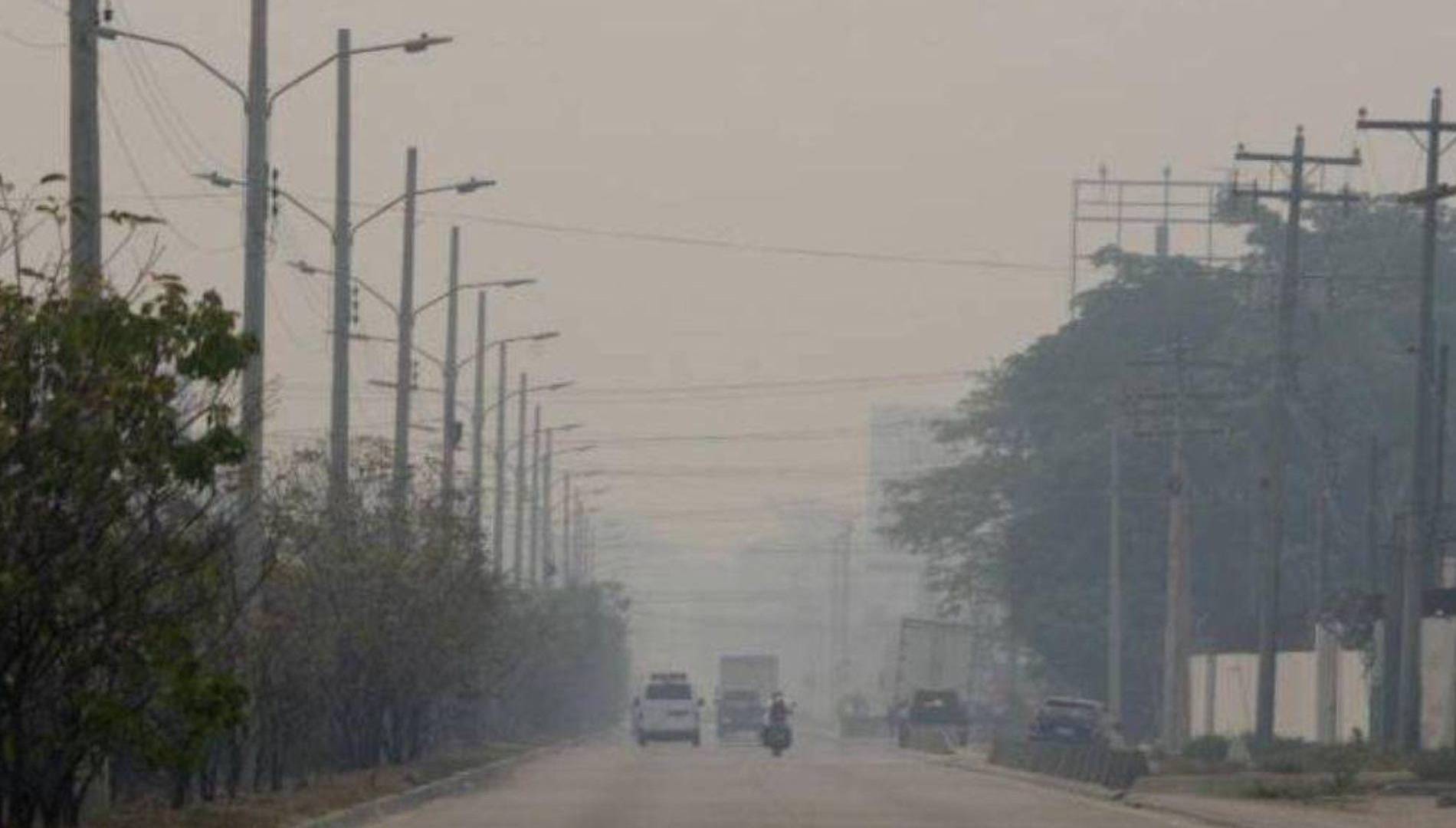 $!La contaminación del aire paralizó las actividades educativas y obligó a diversas empresas a adoptar el teletrabajo.