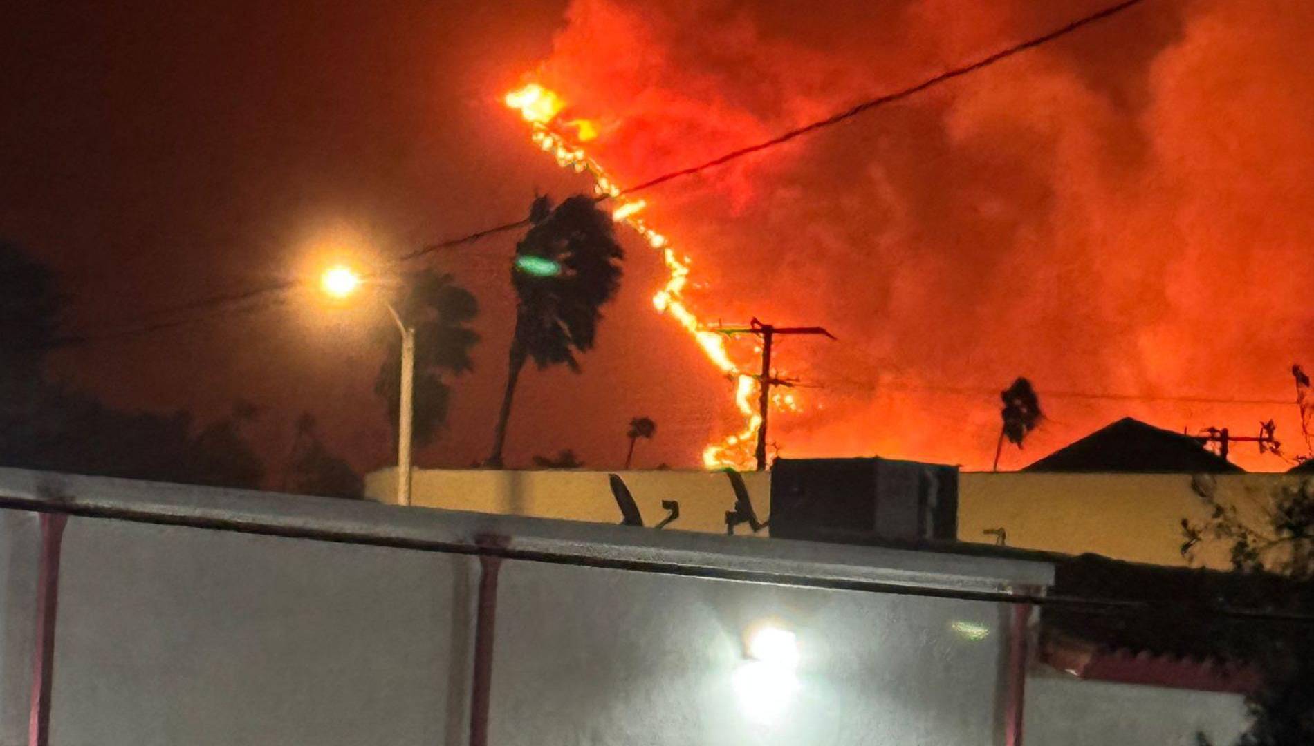 $!Así se veía el siniestro en la montaña previo a arrasar con las viviendas el pasado miércoles en California.