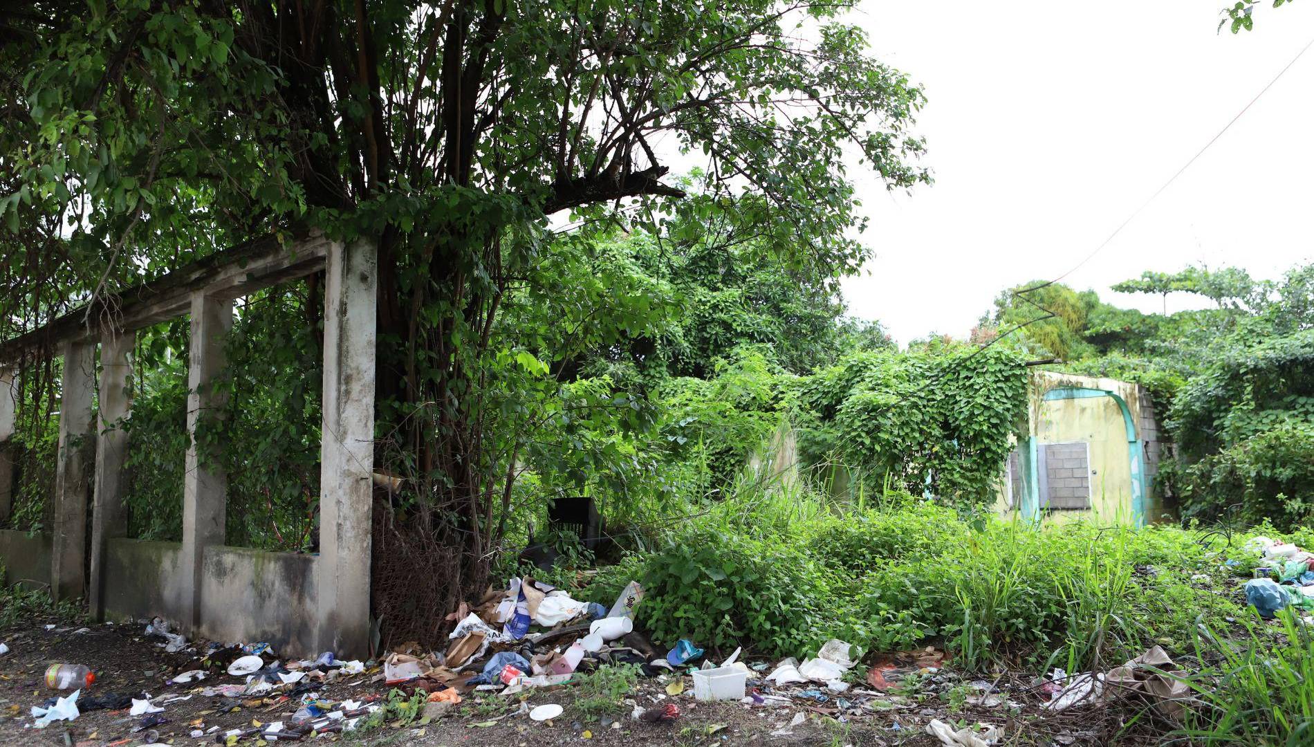 $!Con el transcurso del tiempo, el techo, las ventanas y puertas se fueron cayendo y las paredes desmoronándose.