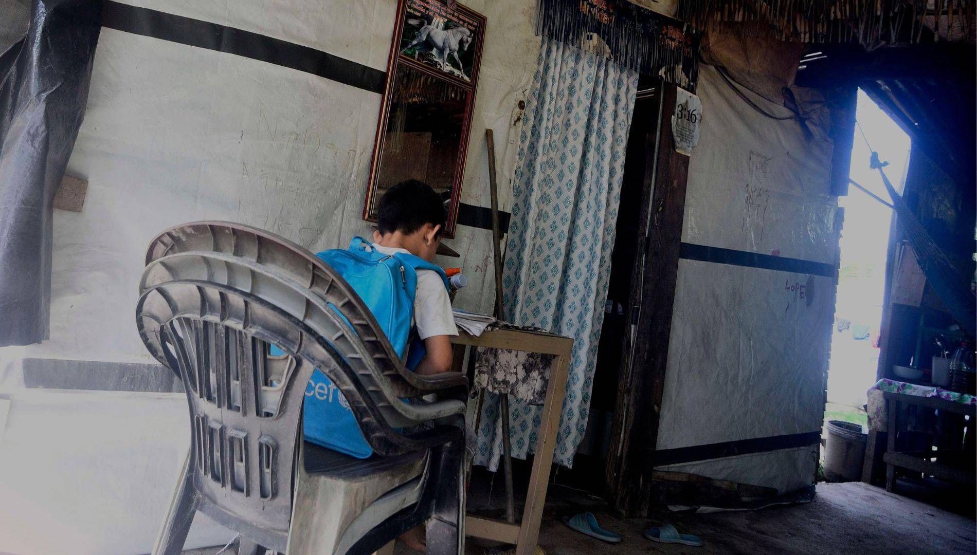 $!Los estudiantes carecen de condiciones para recibir una educación de calidad. En esta imagen se aprecia a un niño en su casa de habitación en La Lima.
