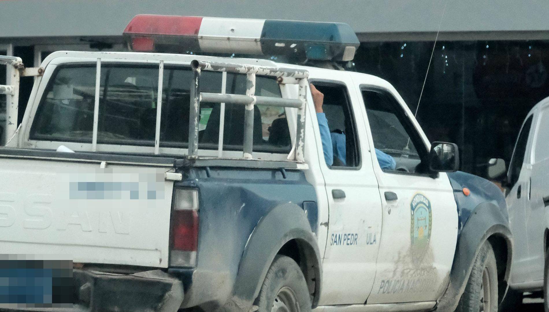 $!Policías ingresando a los alrededores de la gasolinera donde también estaba estacionado el equipo periodístico.