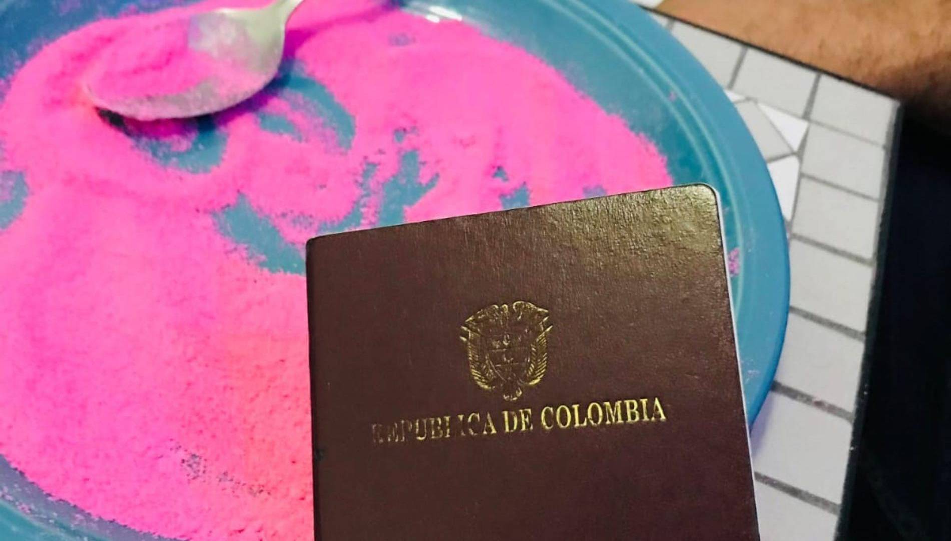 $!LA PRENSA Premium accedió a contenido gráfico real de la droga tusi recién fabricada en un laboratorio sampedrano. Aquí se muestra también alguien sosteniendo pasaporte colombiano.