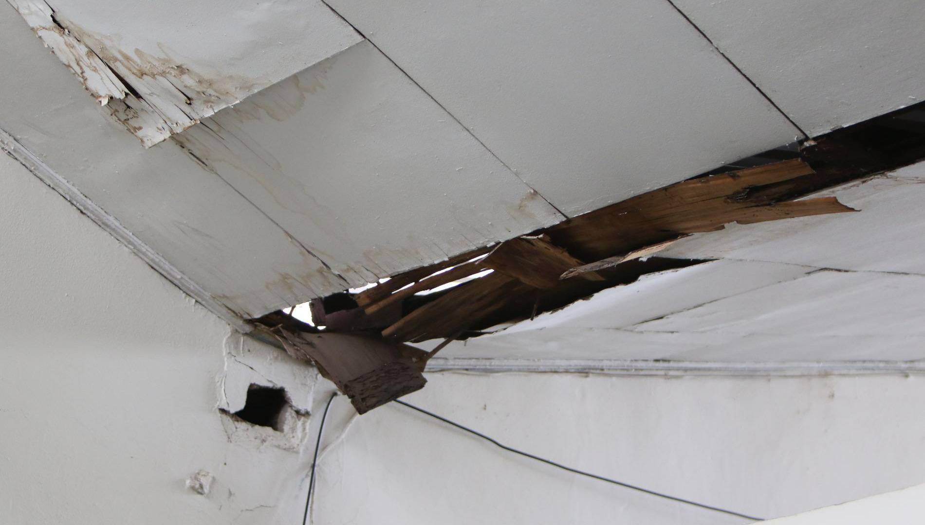 $!El agua se filtra por las aberturas del techo, dañando las salas de atención.