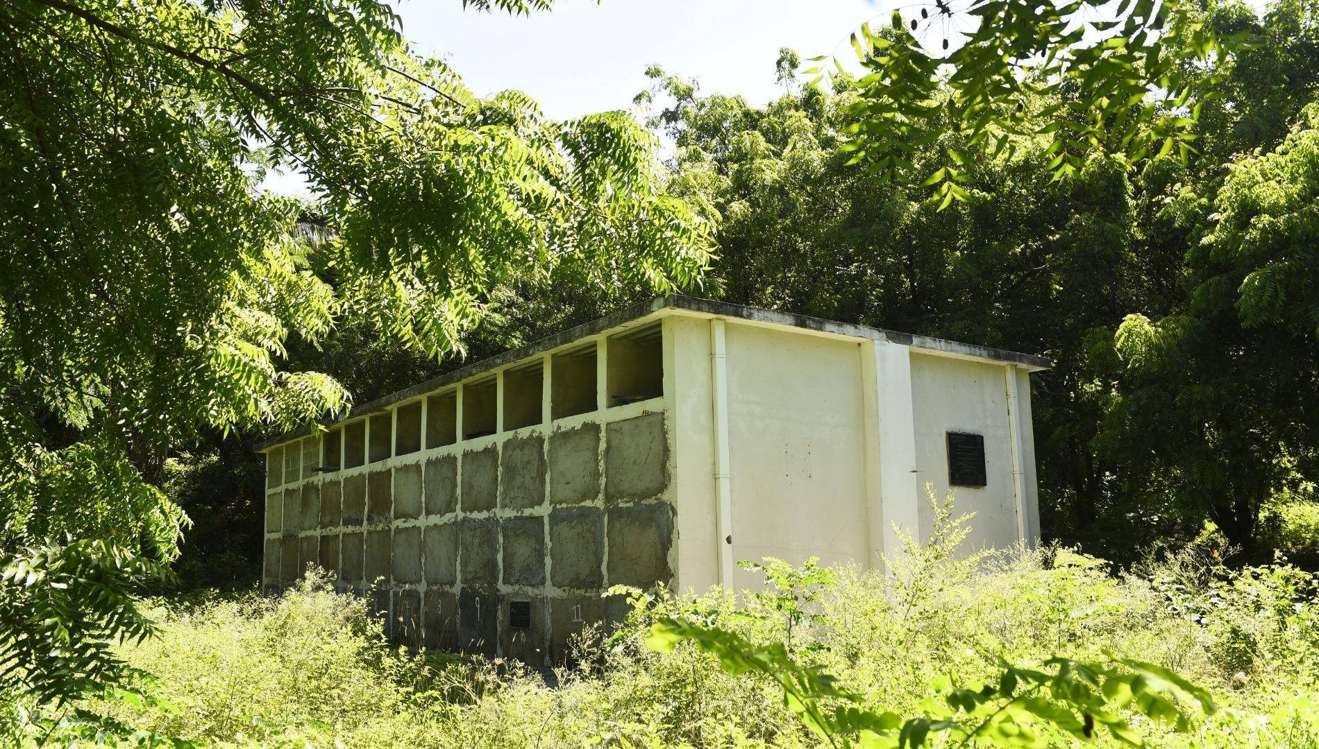 $!Cuando las familias no reclaman los cuerpos que permanecen en las morgues regionales después de un tiempo, estos se trasladan a nichos destinados para tal fin.