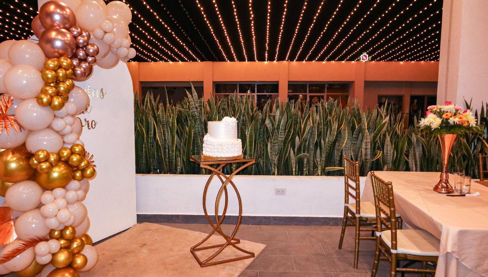 $!El pastel adornaba uno de los espacios del salón, añadiendo un toque especial a la celebración.