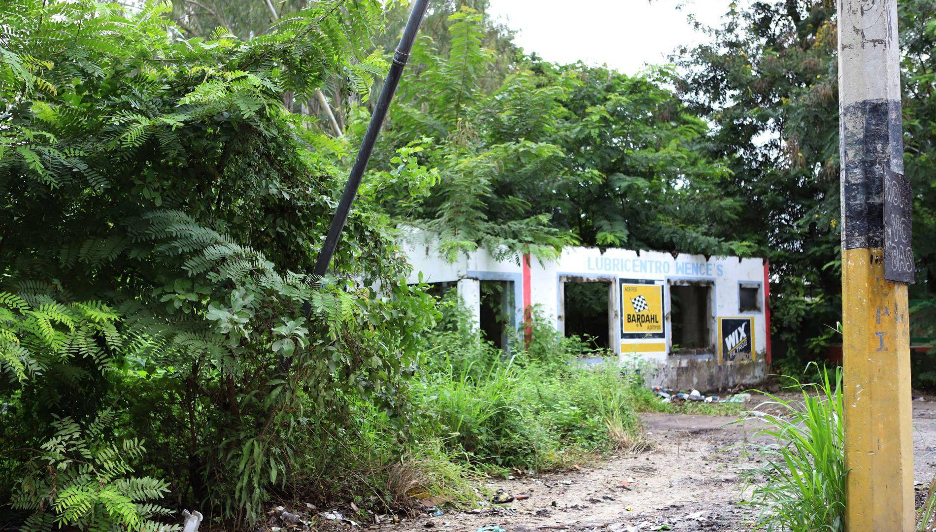 $!Producto de las actividades delincuenciales y la peligrosidad de las zonas, negocios como lubricentros se vieron obligados a cerrar operaciones y ahora las edificaciones parecen cementerios.
