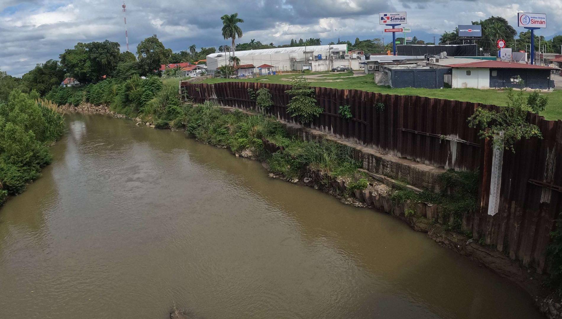 $!Este nivel es superado cada vez que el río Chamelecón en La Lima crece a raíz de persistentes lluvias.