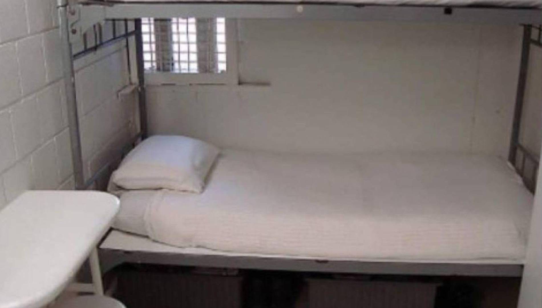 $!Imagen referencial de cómo es el espacio donde estaría durmiendo el expresidente Juan Orlando Hernández dentro de la correccional.
