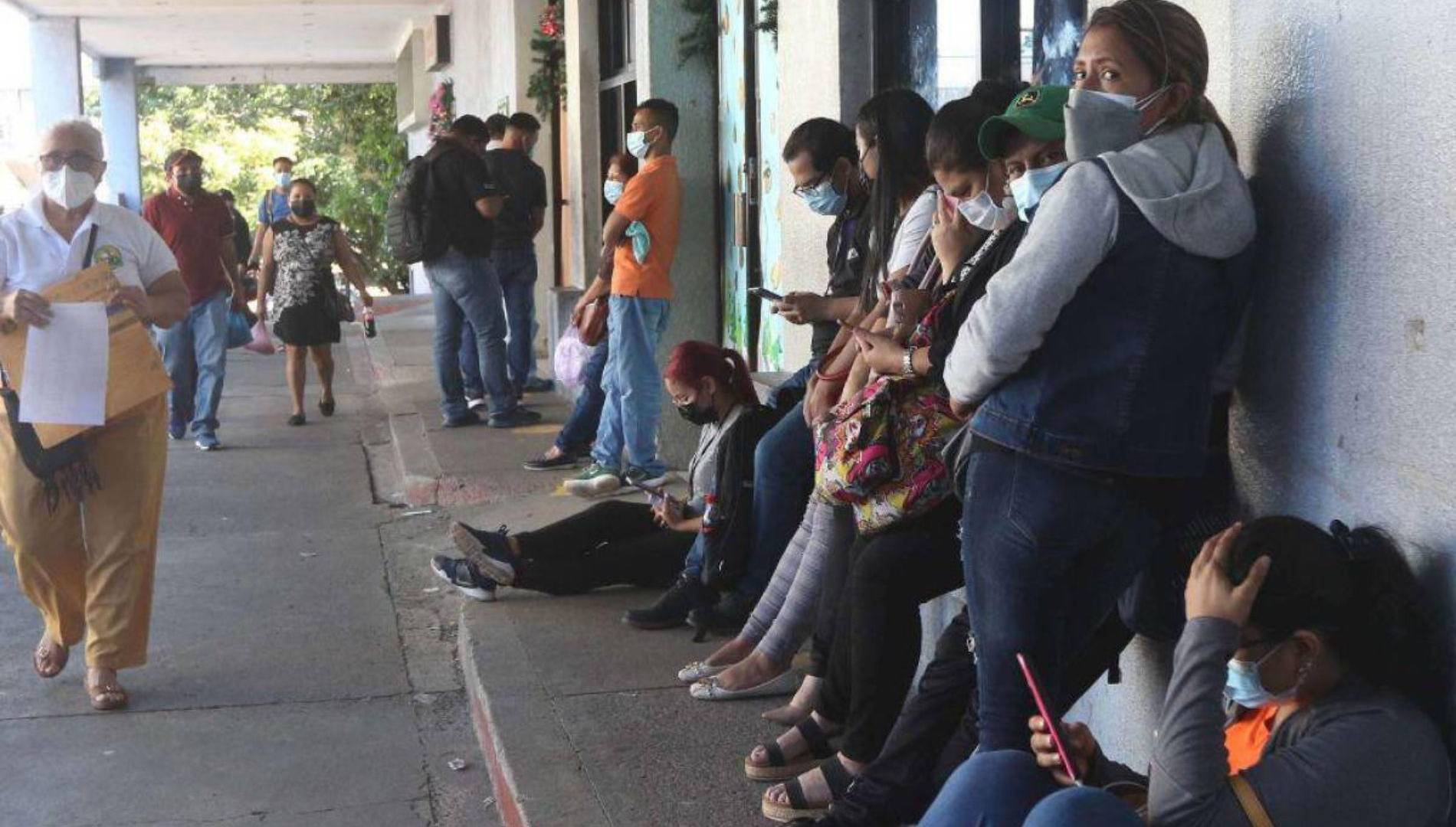 $!Hasta tres meses esperan por sus citas los pacientes del Seguro Social.