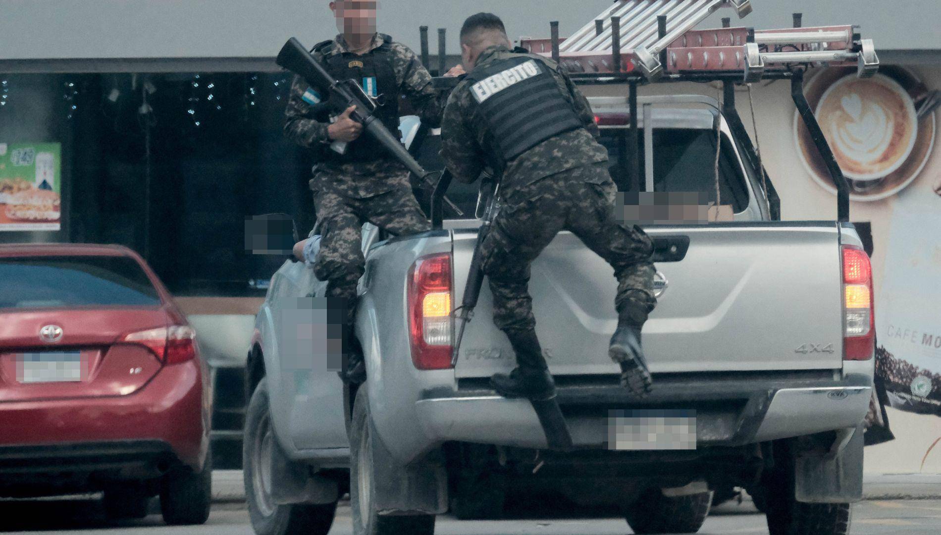 $!Militares también llegaron al sitio donde se llevó a cabo la entrega y permanecieron estacionados durante varios minutos. Luego se fueron.