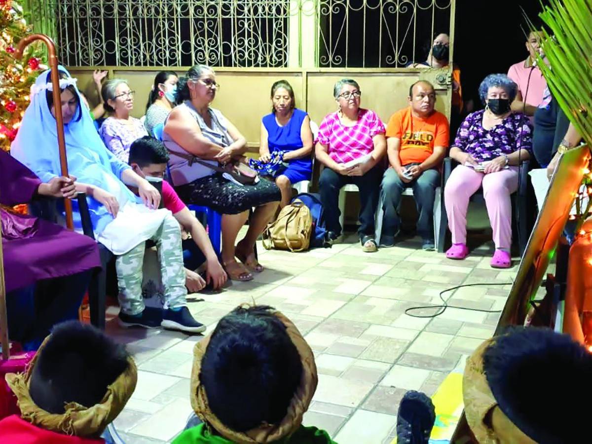 En cada parroquia y comunidad católica, los sacerdotes y feligreses se alistan para realizar la actividad, que es esperada sobre todo por los niños y también los adultos.