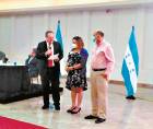 <b><span class=mln_uppercase_mln>Asamblea.</span></b> El ministro para la Transparencia, Edmundo Orellana, oficializó la nominación de Martha Dubón y Tomás Andino.