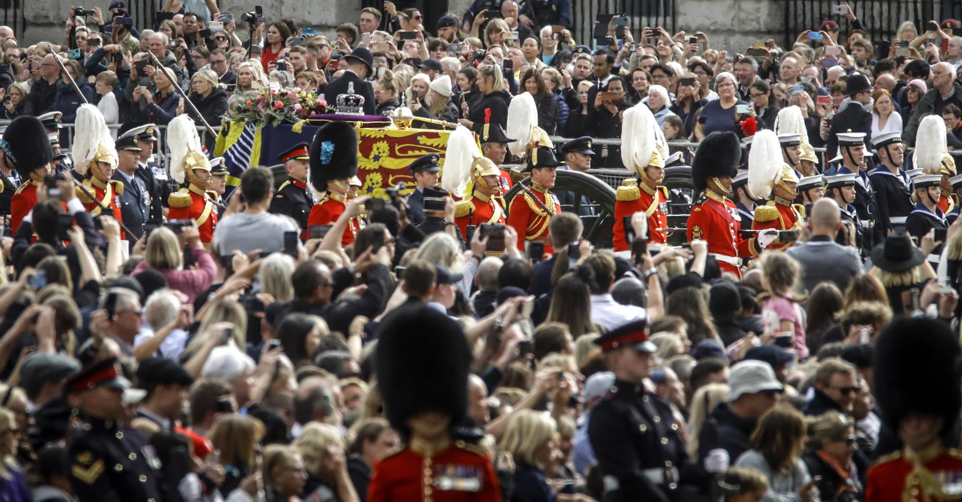 $!Miles de personas se congregaron en Londres para dar el último adiós a la monarca.
