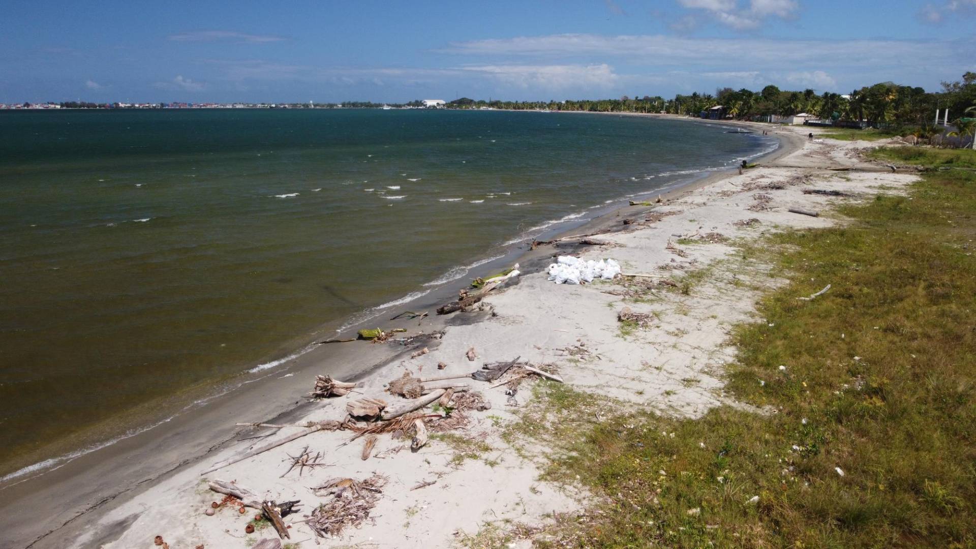$!En las playas de Omoa, Honduras, la basura es acumulada, metida en bolsas y dejada en la playa para luego llevarla al vertedero.