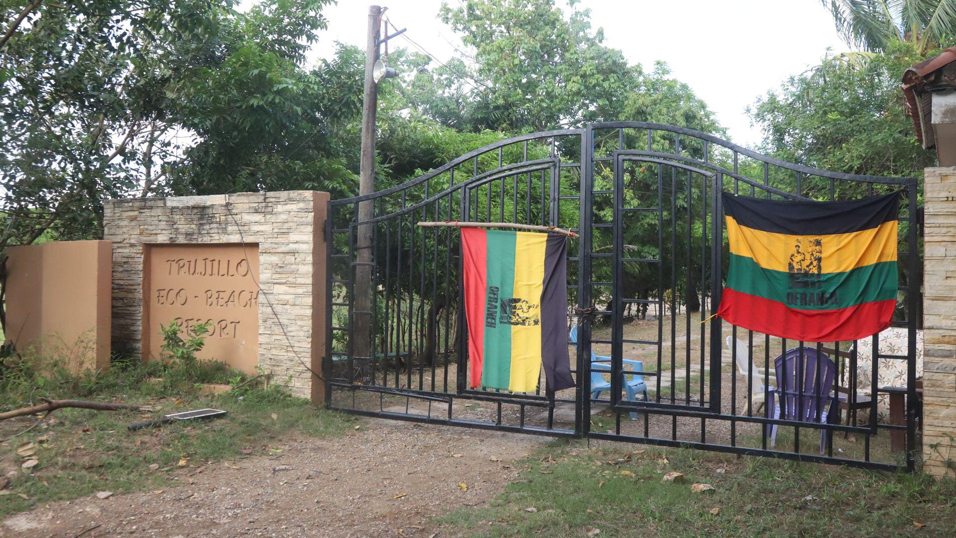 En la entrada principal del complejo de condominios los garifunas han colocado la bandera de la organización Ofraneh.