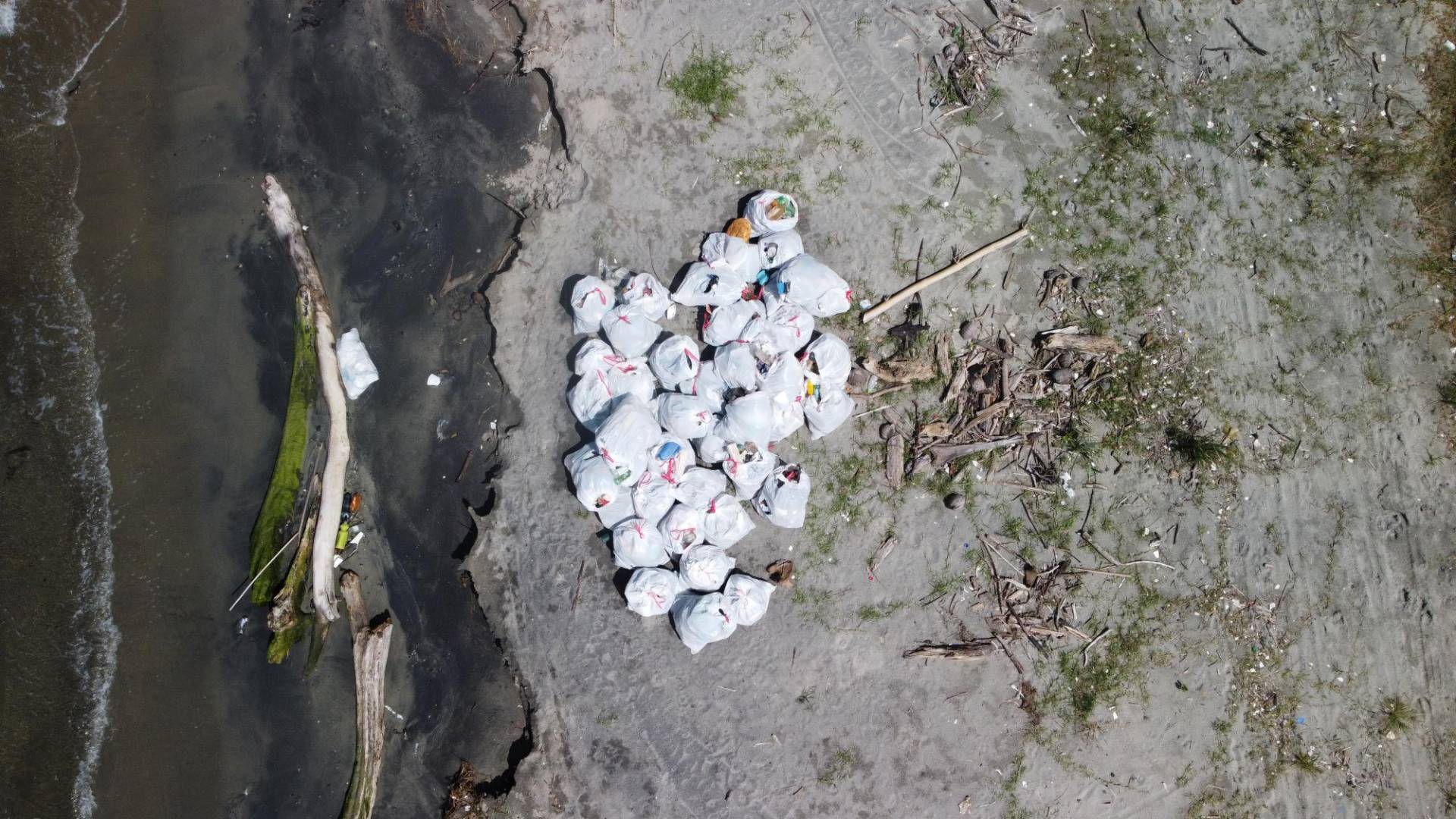 $!Durante verano, el río Motagua casi no arrastra basura hacia las playas de Honduras. Los pocos residuos que llegan son levantados y acumulados en bolsas que van a tirar a un vertedero.