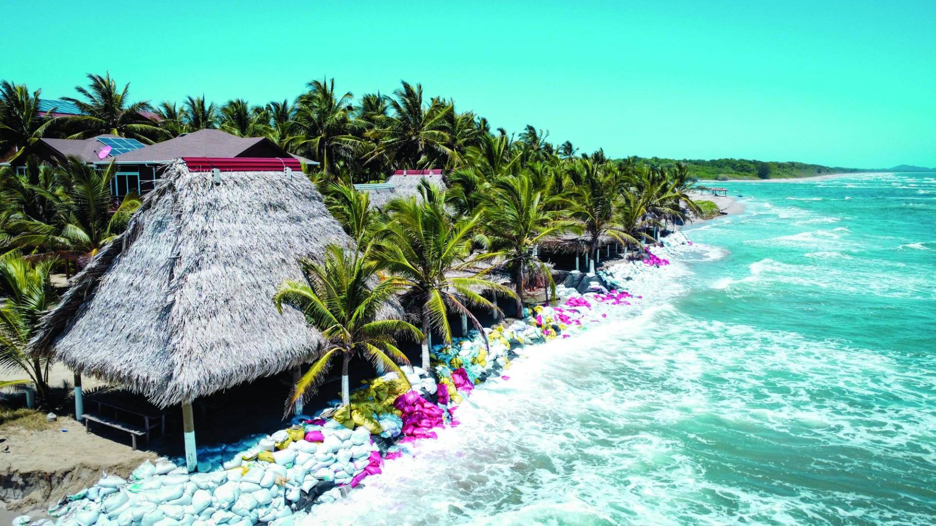$!Se han invertido más de L200,000 en evitar que el mar se “trague” las cabañas de un hotel y las de varios pobladores.