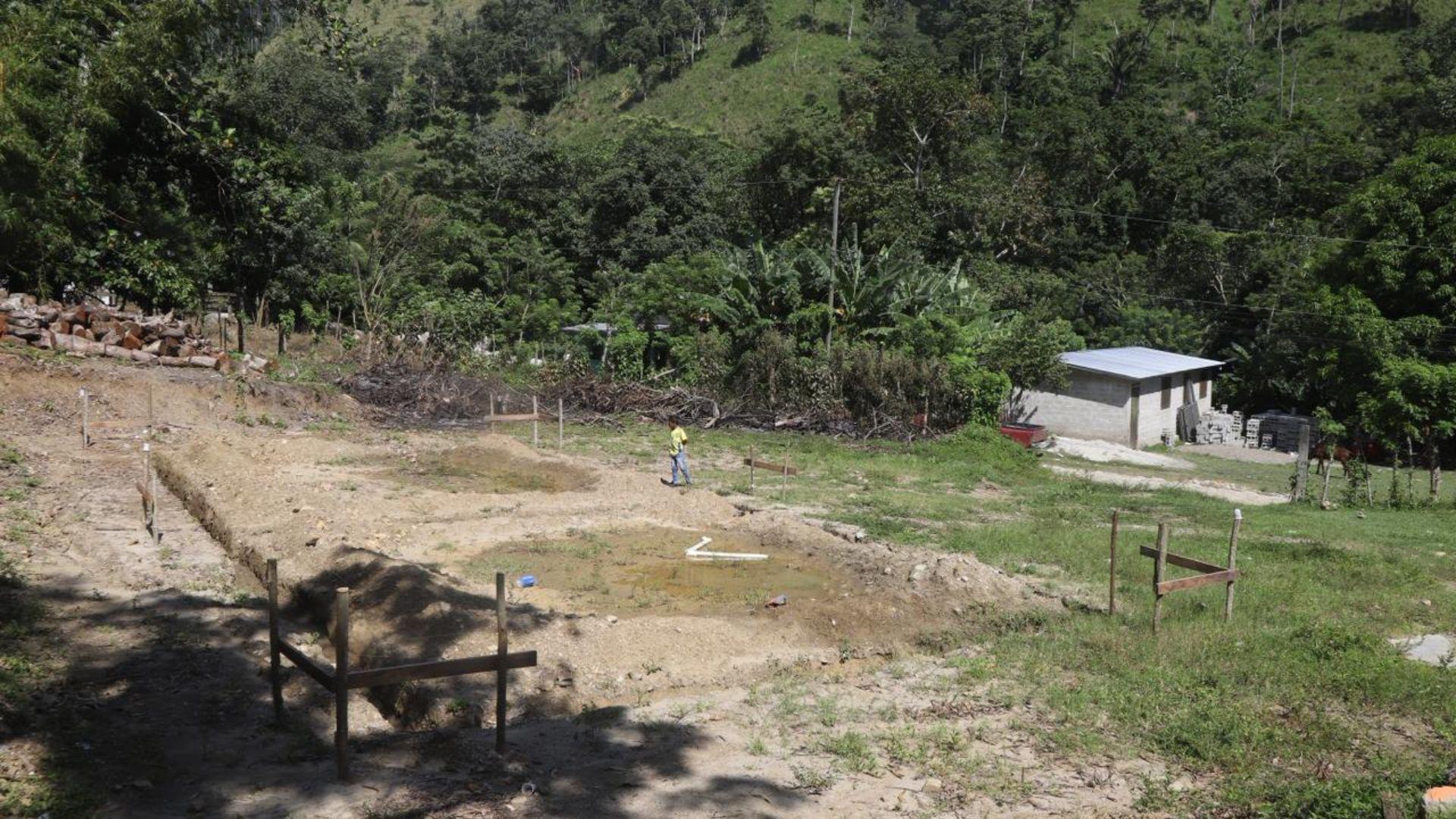 En la comunidad de El Portillo, en el sector de La Jutosa, Choloma, más de 40 niños quedaron sin sus aulas de clases hace más de un año. Pese haber hecho solicitudades, no han tenido respuesta.