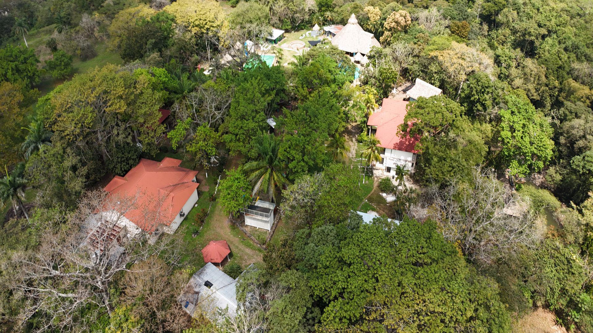 El complejo turístico que cuenta con restaurante, hotel, cabañas, piscinas y una catarata ya esta en manos de la Oabi de la que dependerá el mantenimiento y posible funcionamiento del lugar.