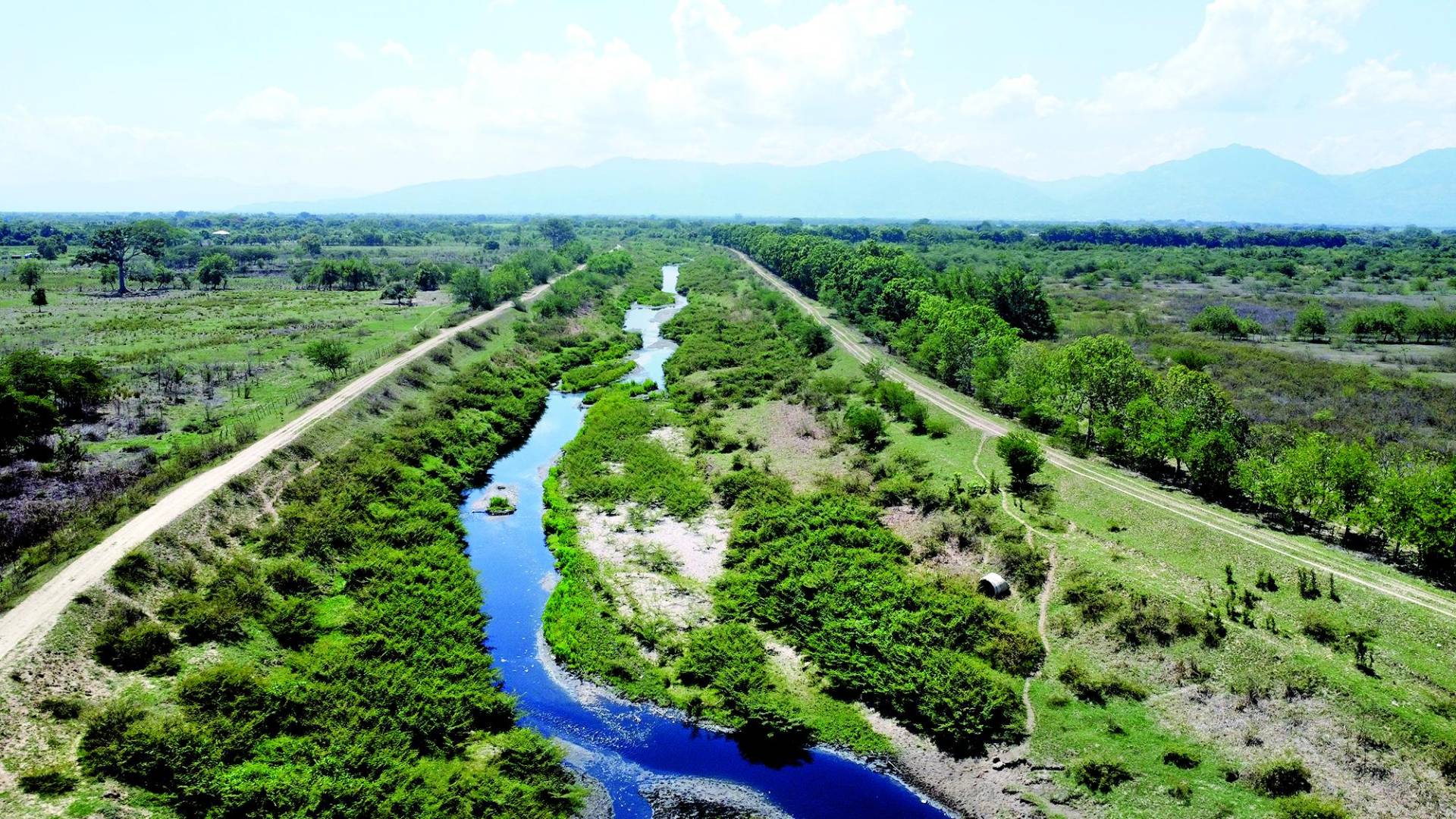 $!También hay boquetes en canales de alivio por donde se les filtra el agua. En los bordos del canal Maya hay partes erosionadas.
