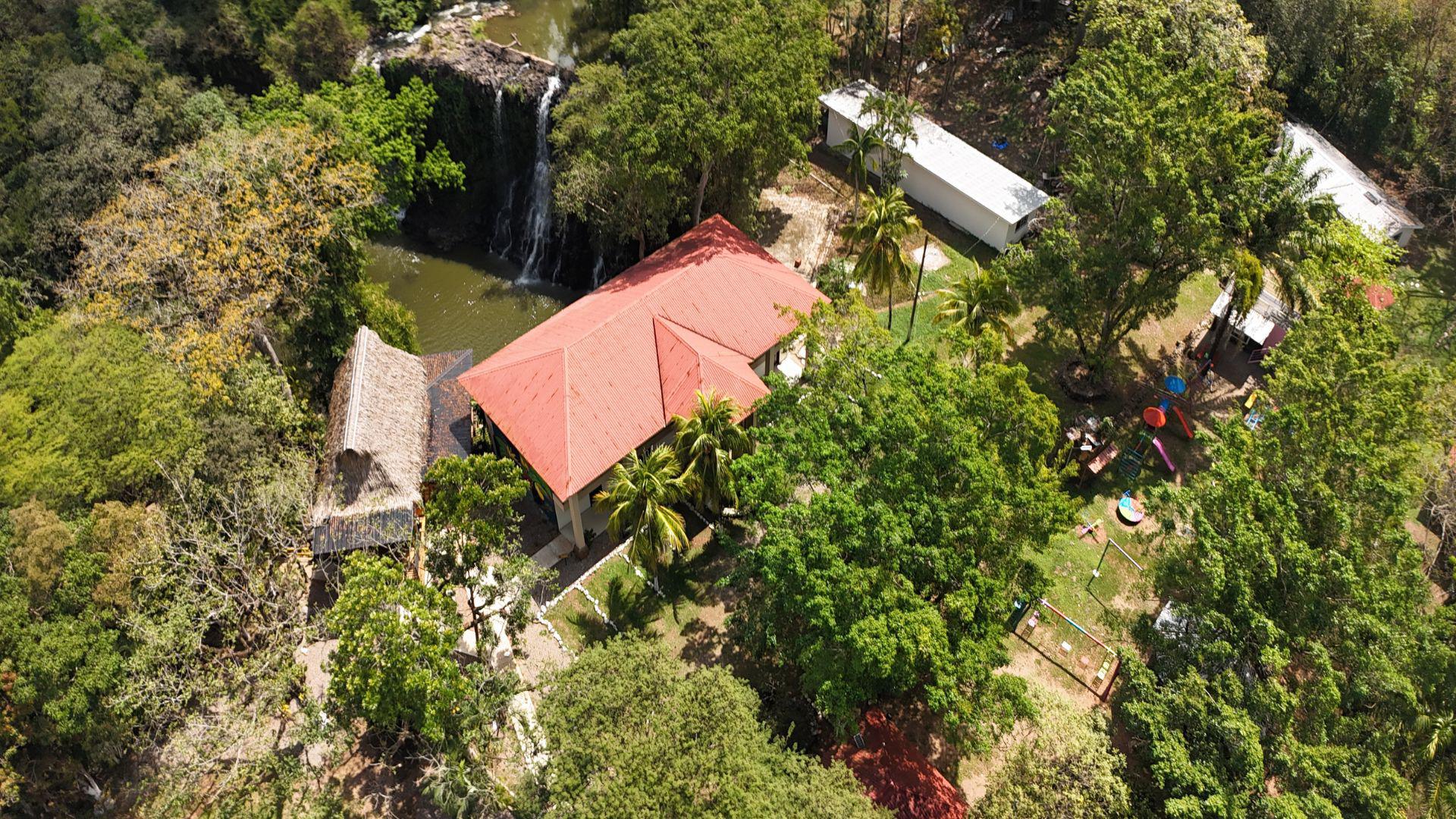 En el lugar trabajaban varias personas que fueron traidas desde Colón y la administración del lugar estaba a cargo de dos mujeres cercanas a Martín Flores.