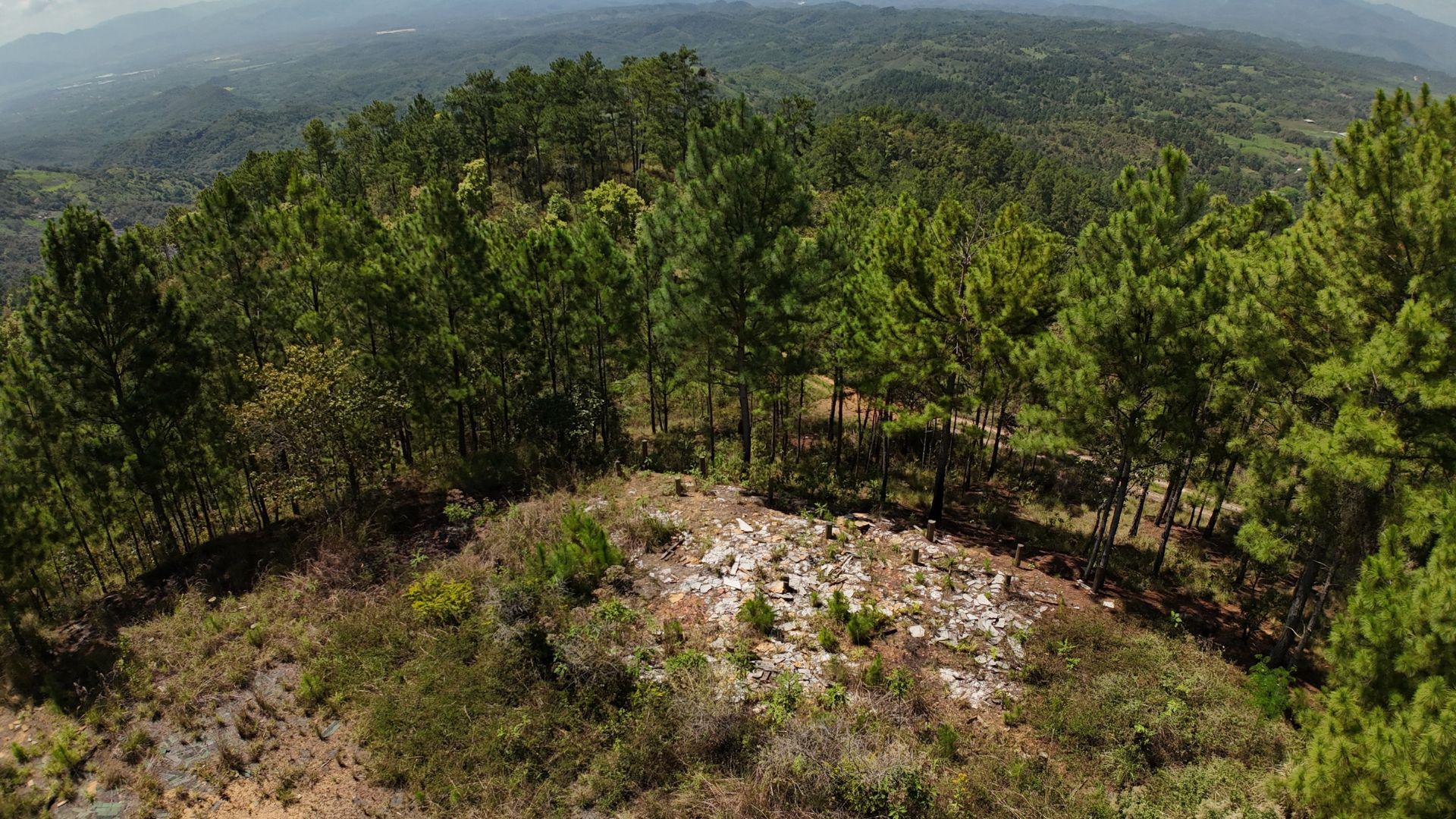 En lo alto de una colina Magdaleno Meza construyó la cabaña de descanso, ocho años despues de su incautación ya no existe. El inmueble estaba a nombre de su esposa.