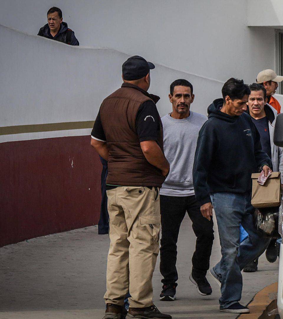 Migrantes deportados suben a una camioneta del Instituto Nacional de Migración (INM), para ser trasladados a albergues en el puerto fronterizo de El Chaparral este sábado, en Tijuana (México).