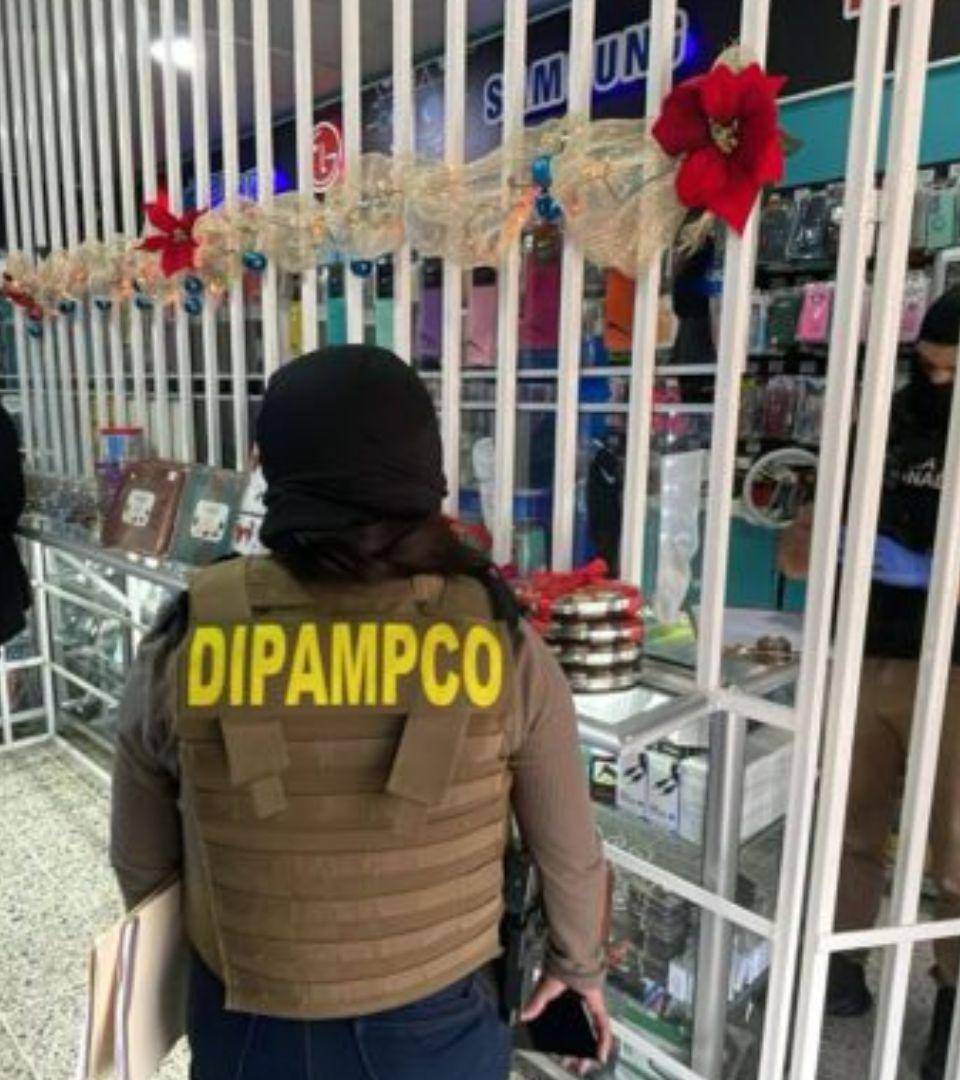 Agentes de la Dipampco llegaron a los negocios de celulares en Choloma con órdenes de aseguramiento, por lo que pasaron a manos de la Oabi.