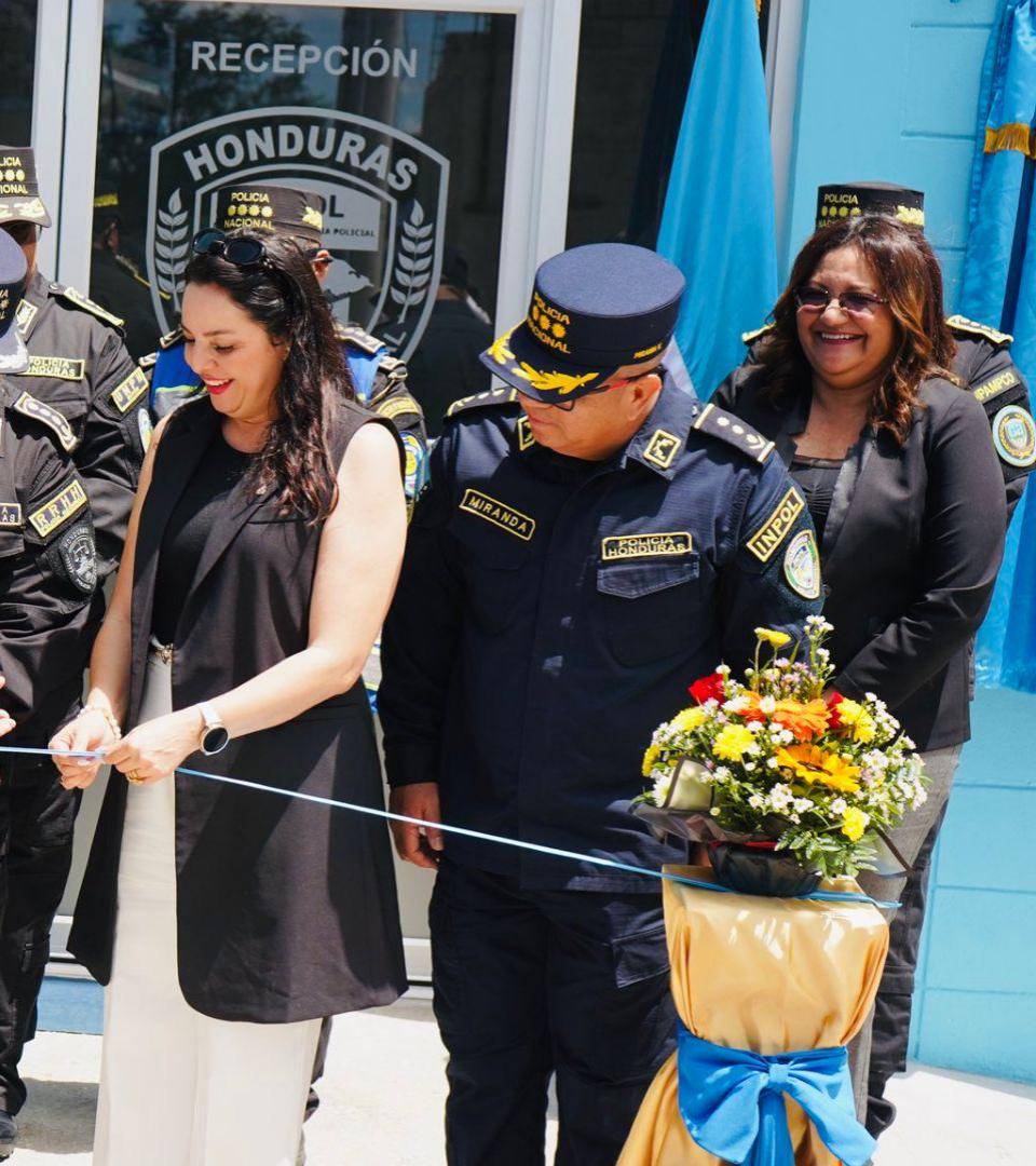 La nave destinada a la confección de los uniformes fue inaugurada en agosto de 2025, pero dentro del lugar faltaba maquinaria y tampoco se trabaja en la compra de la materia prima.