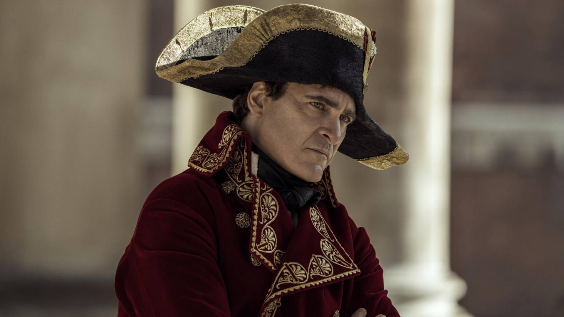 $!Un sombrero llamativo que Napoleón habría usado como General, usado por Joaquin Phoenix en “Napoleón”.